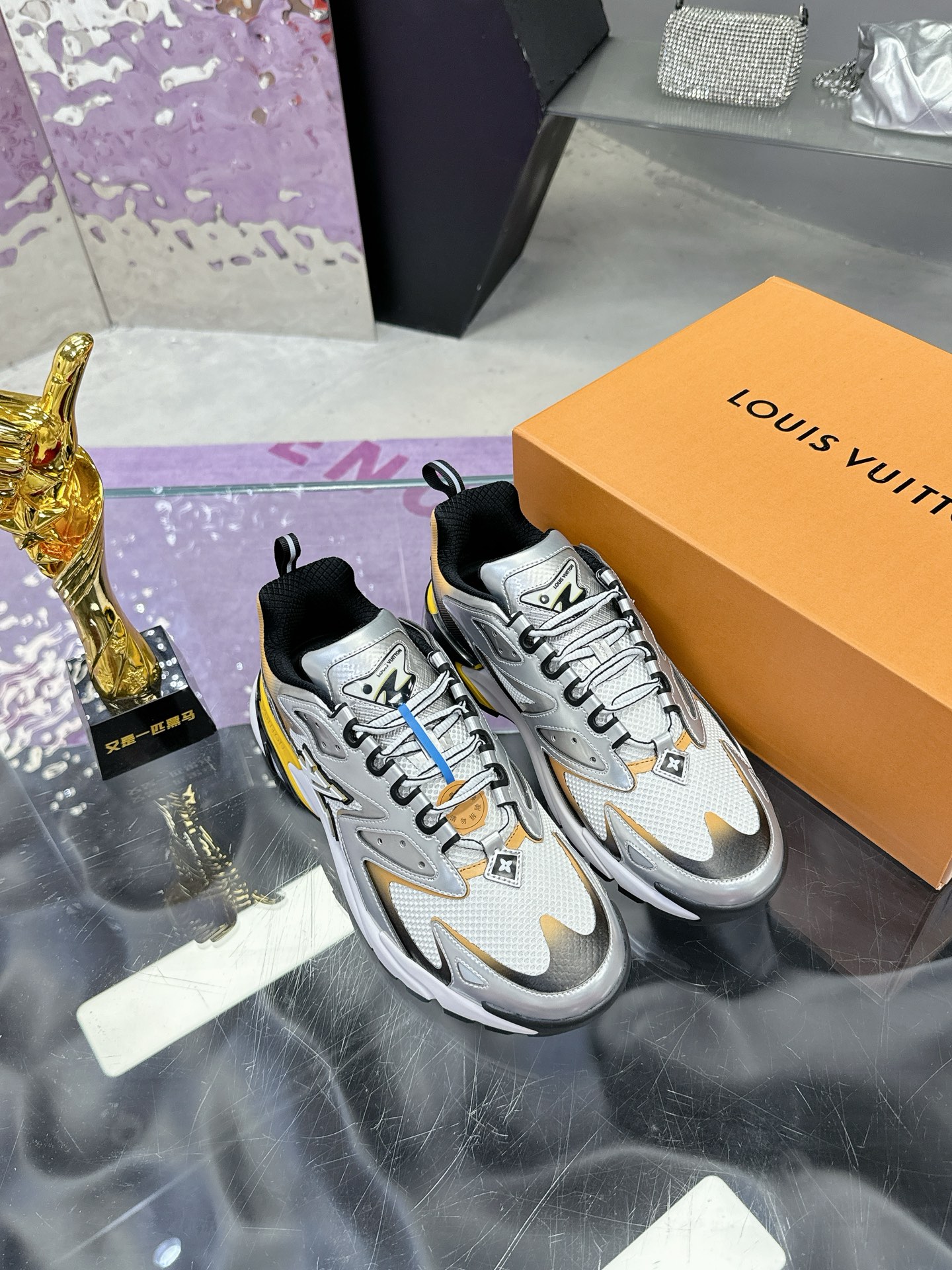 LV 高仿運動鞋 銀灰黃配色 潮流百搭舒適休閒鞋｜歐美奢侈品精品推薦