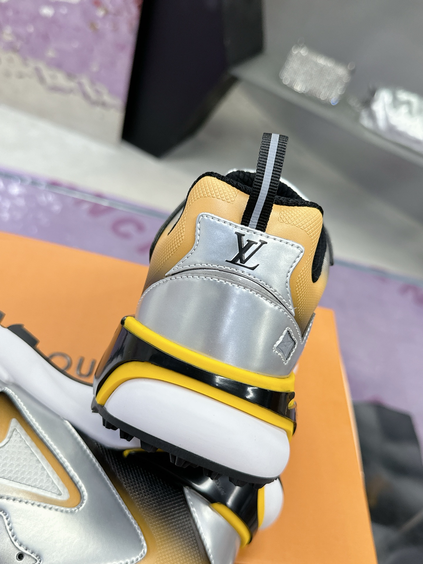 LV 高仿運動鞋 銀灰黃配色 潮流百搭舒適休閒鞋｜歐美奢侈品精品推薦