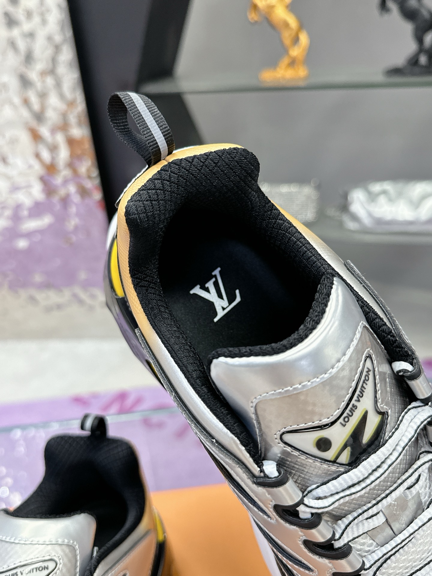 LV 高仿運動鞋 銀灰黃配色 潮流百搭舒適休閒鞋｜歐美奢侈品精品推薦