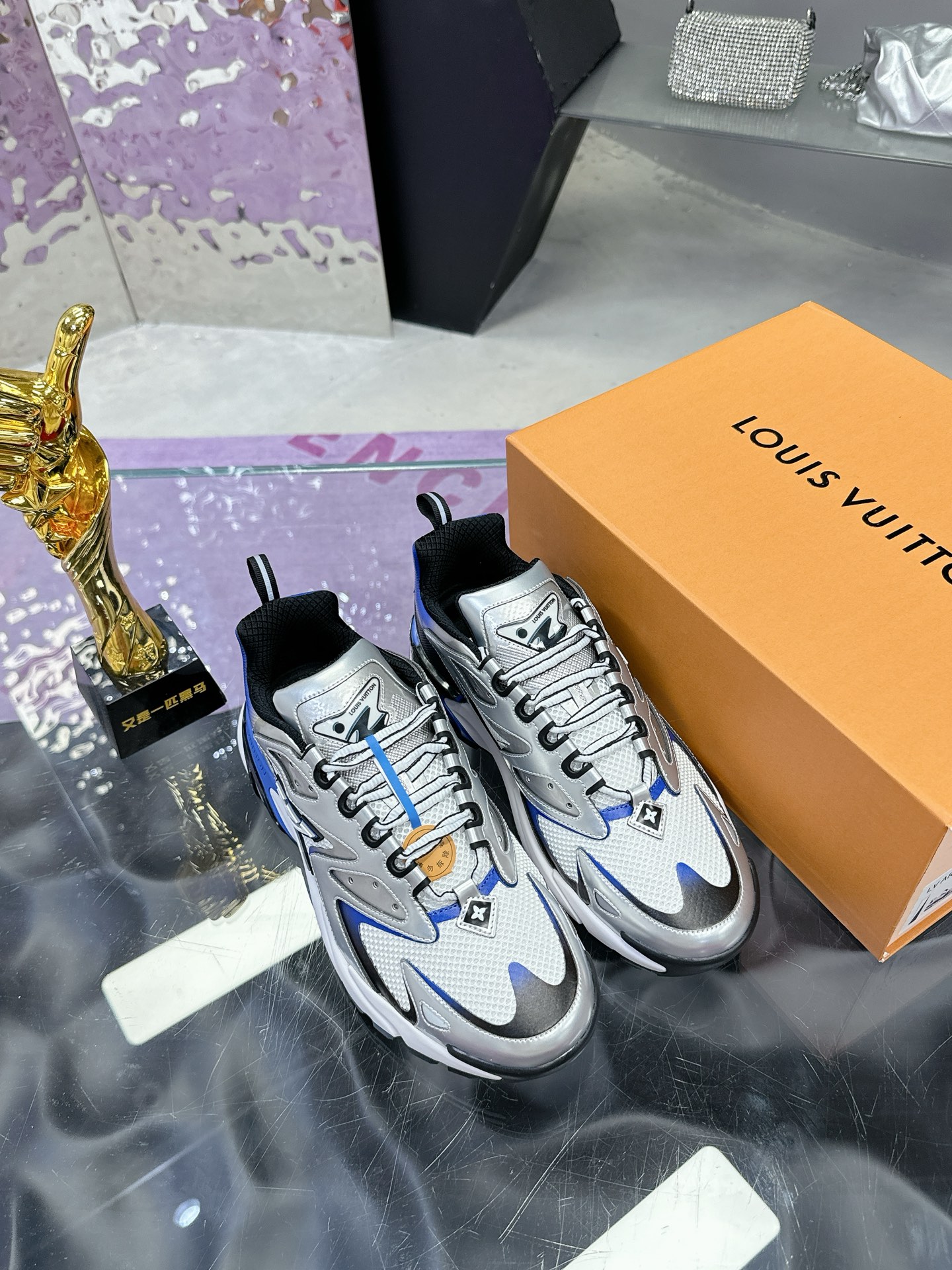 LV 一比一運動鞋 銀灰藍配色 時尚百搭輕量透氣鞋款｜歐美奢侈品精品推薦