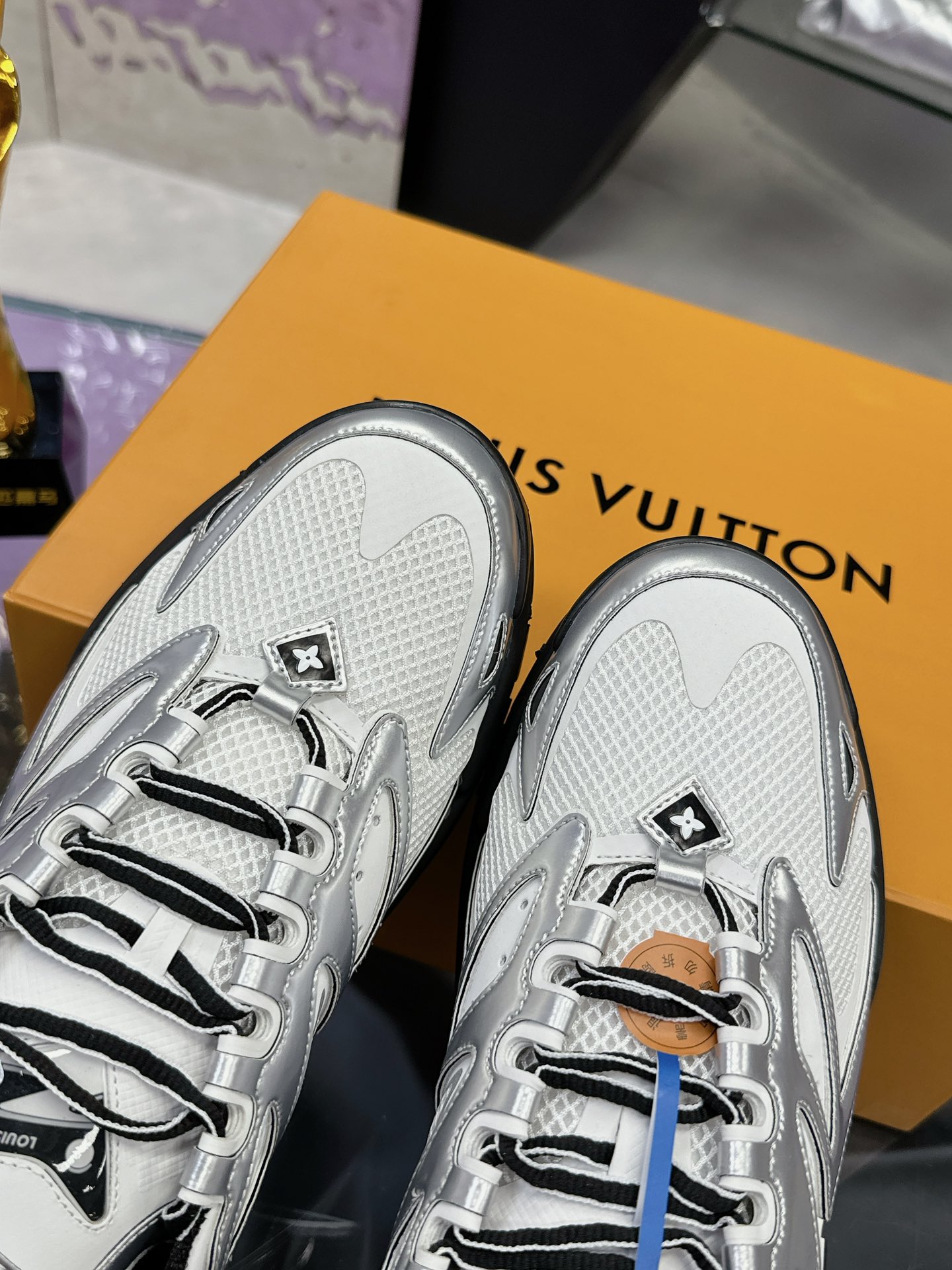 LV 原單運動鞋 銀黑拼接潮流款 厚底休閒舒適百搭鞋｜歐美奢侈品精品推薦