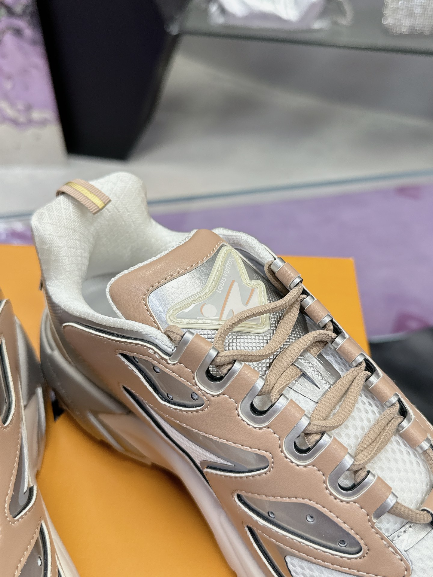 LV 精品仿製運動鞋 米灰拼接厚底鞋 百搭時尚舒適款｜歐美奢侈品精品推薦