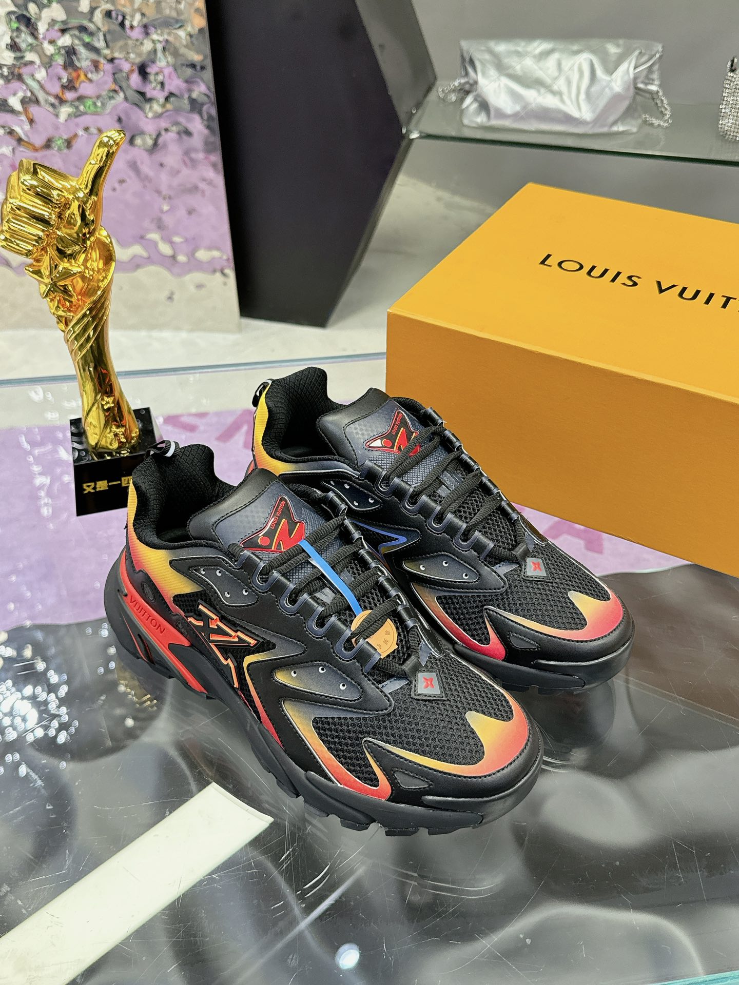 LV 精品仿製運動鞋 黑紅漸層火焰設計 潮流百搭厚底款｜歐美奢侈品精品推薦