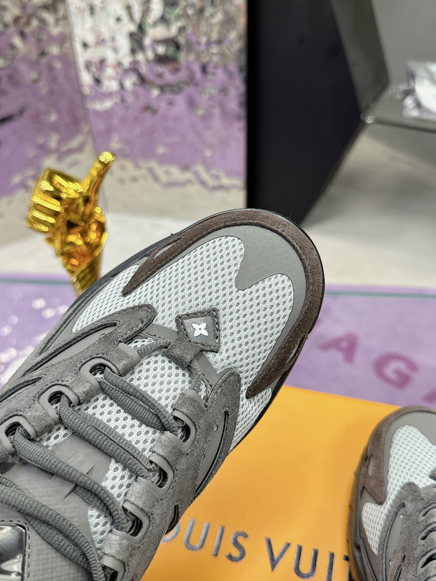 LV 精品仿製運動鞋 灰白拼色 厚底百搭時尚休閒鞋｜歐美奢侈品精品推薦