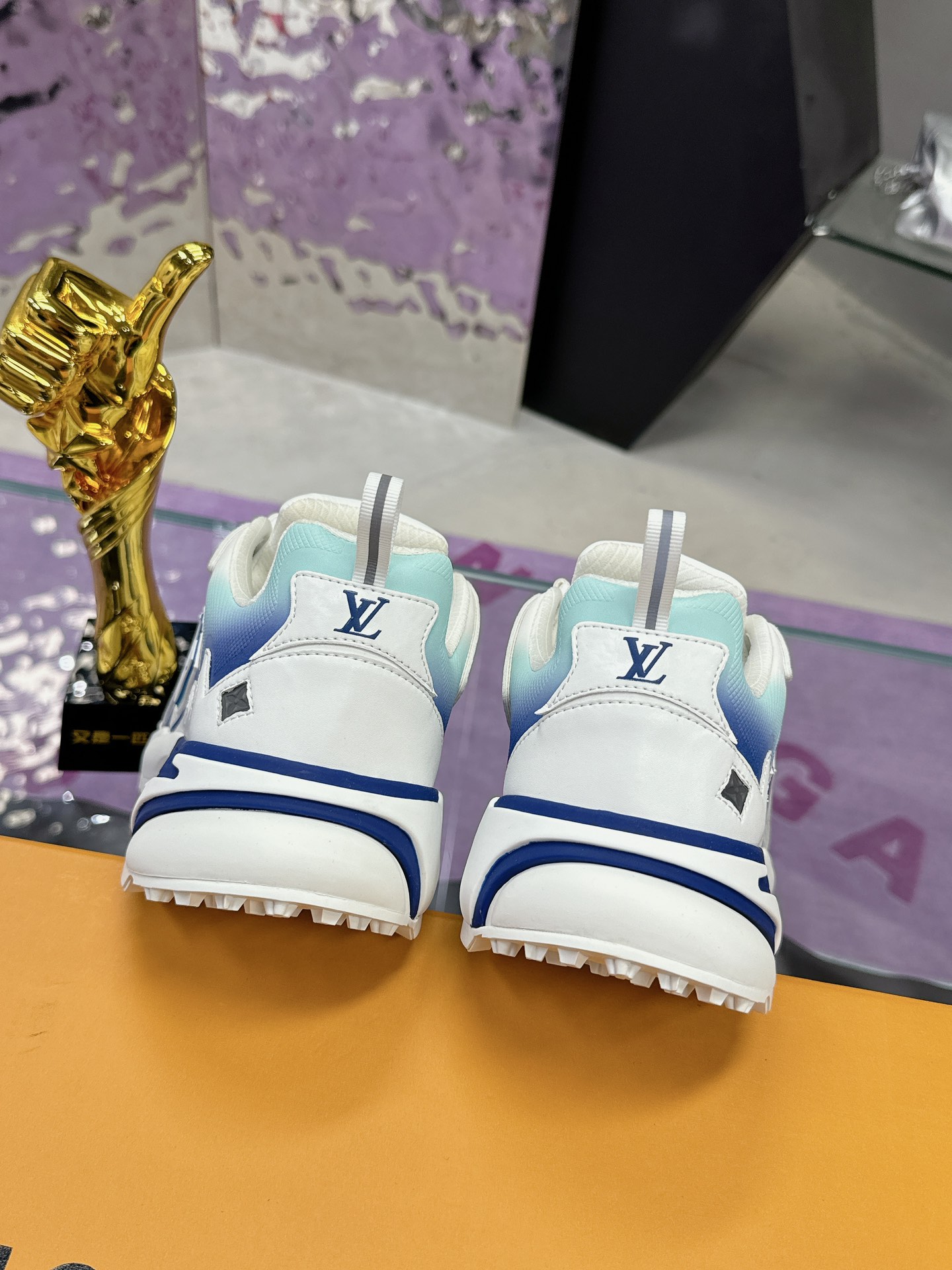 LV 高仿運動鞋 白藍漸層 厚底透氣百搭休閒跑鞋｜歐美奢侈品精品推薦