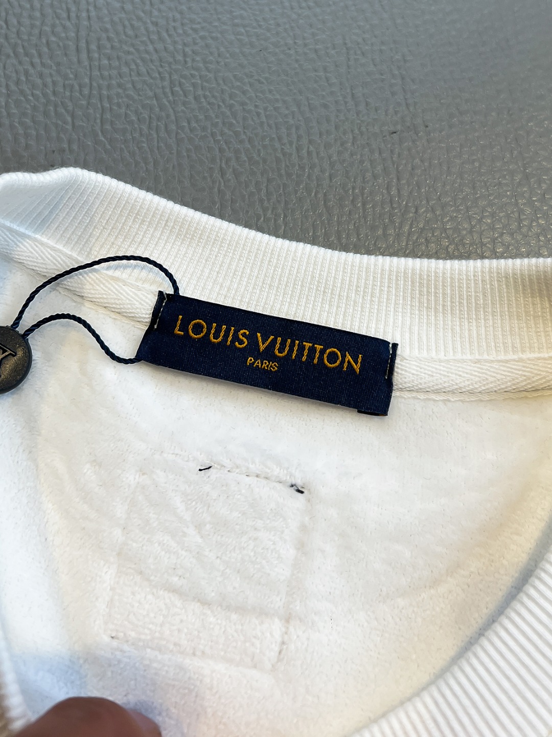 LV 一比一白色圓領衛衣 簡約百搭時尚單品｜歐美奢侈品精品推薦