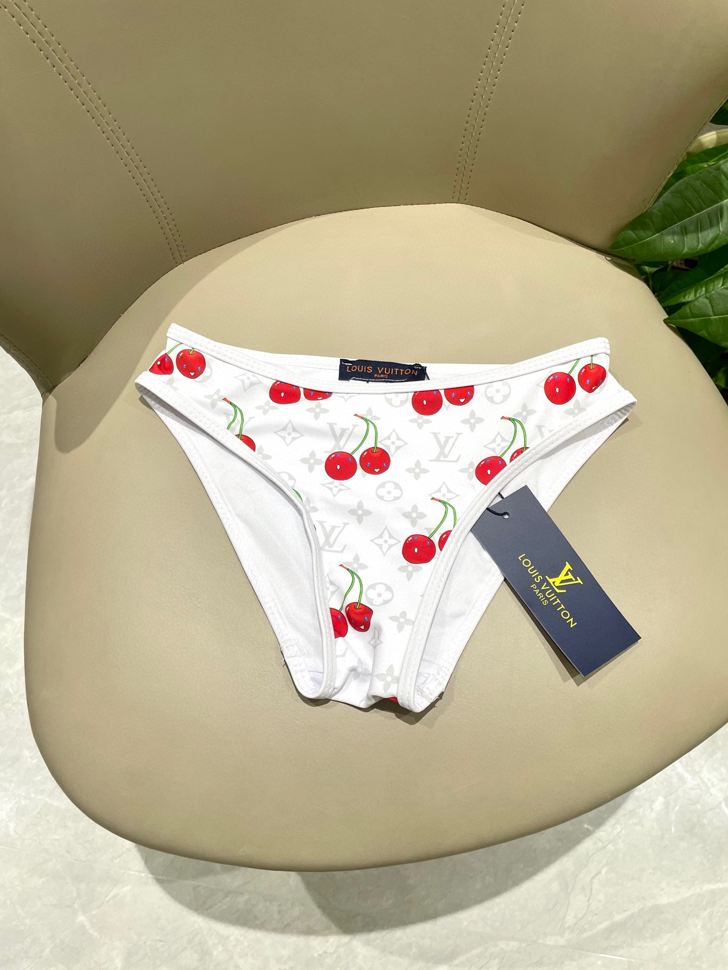 LV 高仿比基尼 白色櫻桃印花金鏈裝飾時尚款｜歐美奢侈品精品推薦