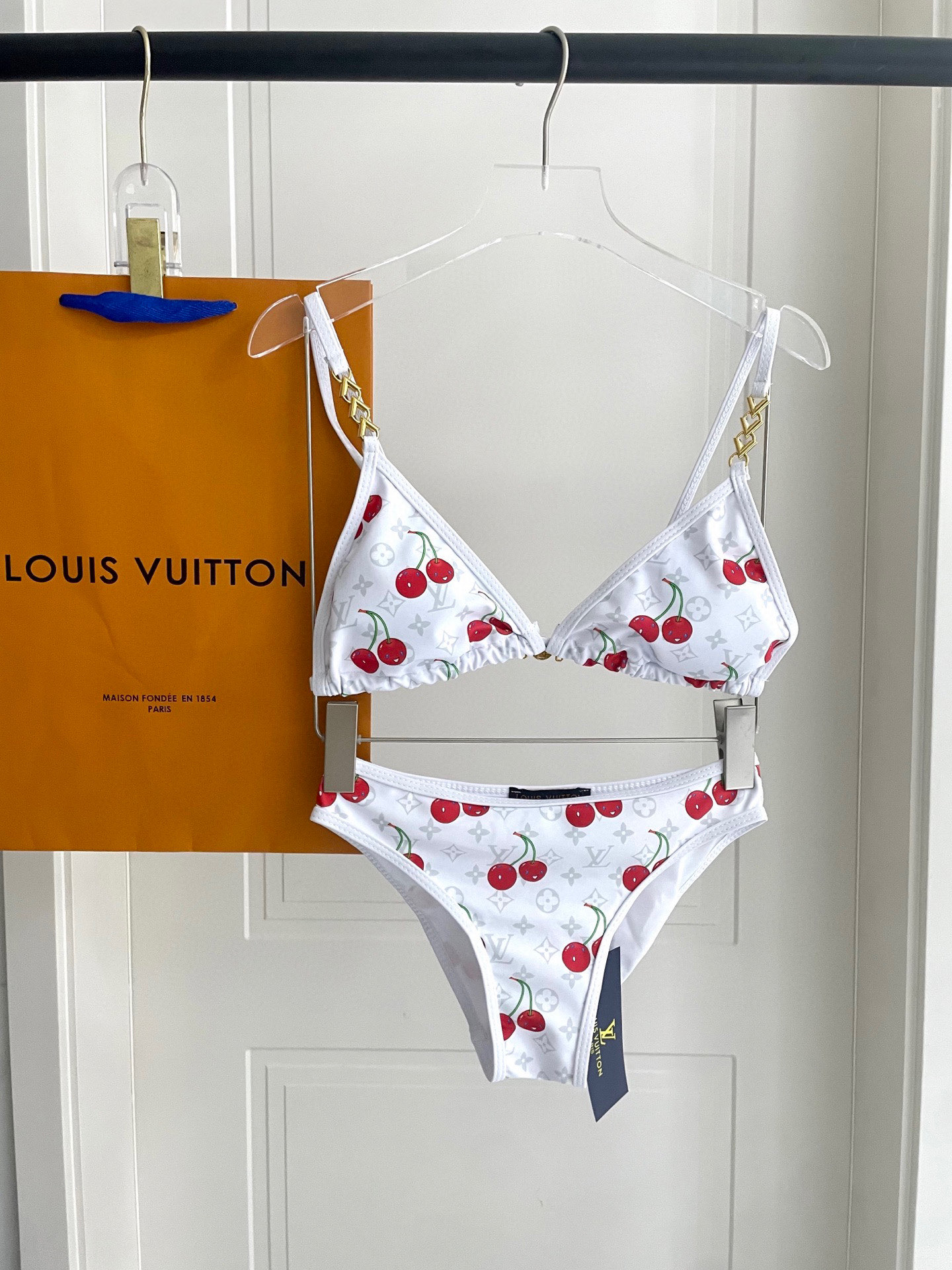 LV 高仿比基尼 白色櫻桃印花金鏈裝飾時尚款｜歐美奢侈品精品推薦