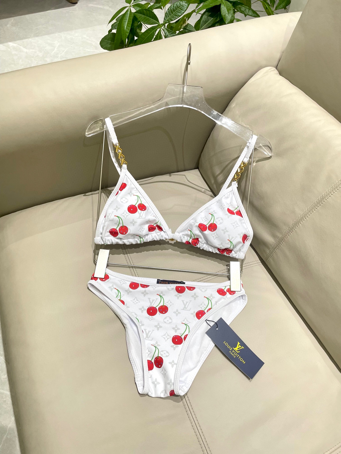 LV 高仿比基尼 白色櫻桃印花金鏈裝飾時尚款｜歐美奢侈品精品推薦