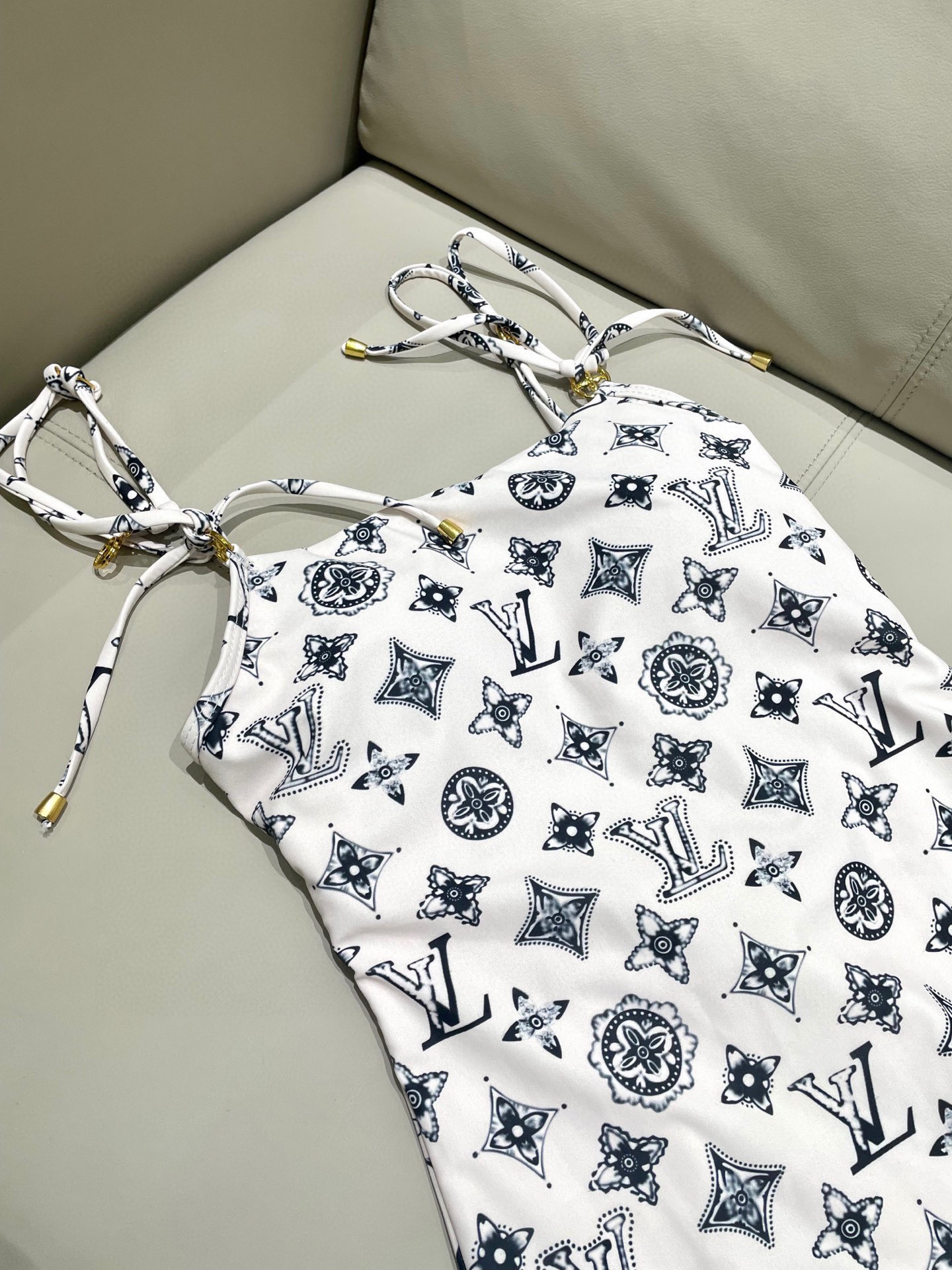 LV A貨泳裝 白色黑花連體比基尼修身款｜歐美奢侈品精品推薦