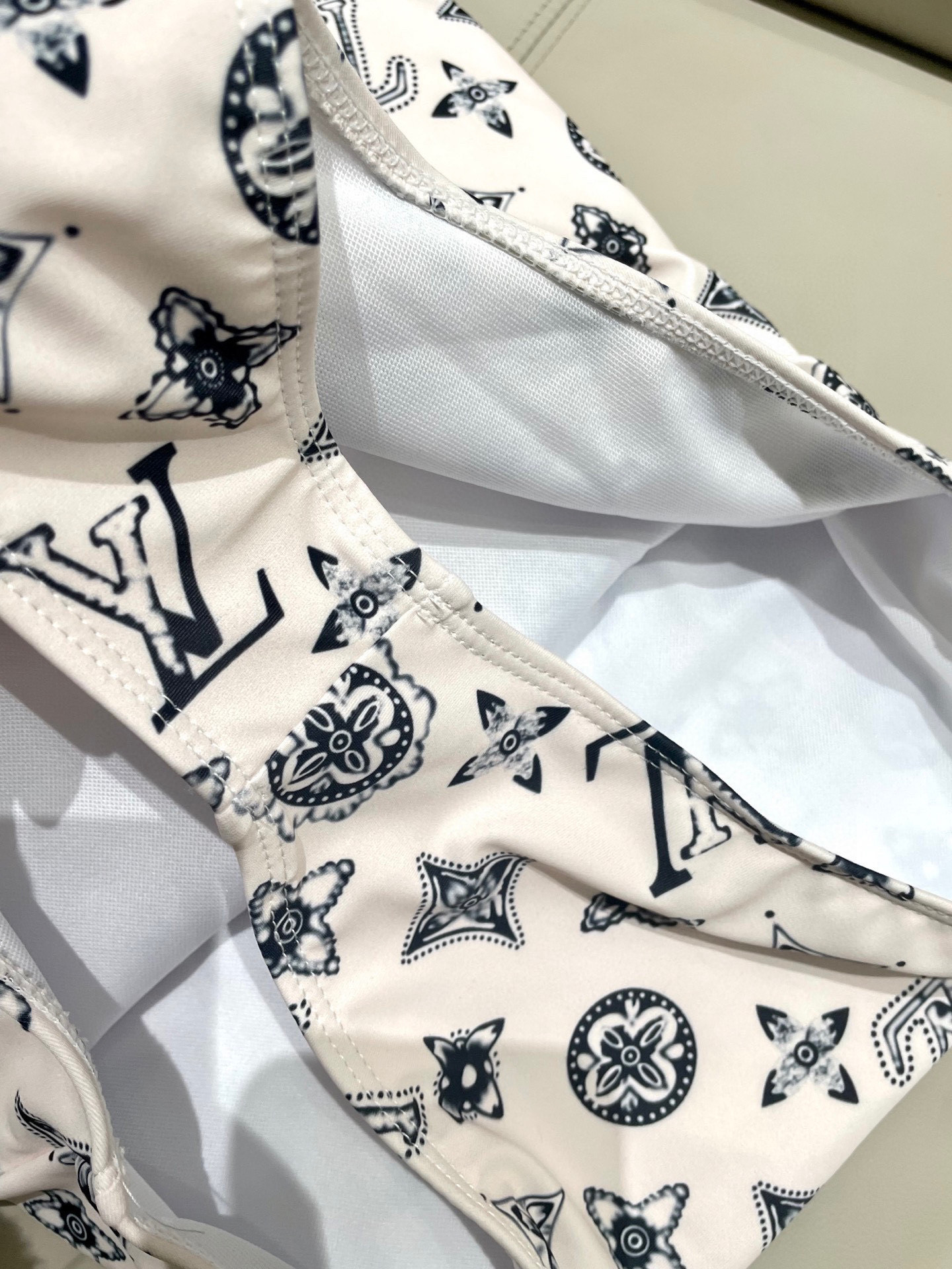 LV A貨泳裝 白色黑花連體比基尼修身款｜歐美奢侈品精品推薦