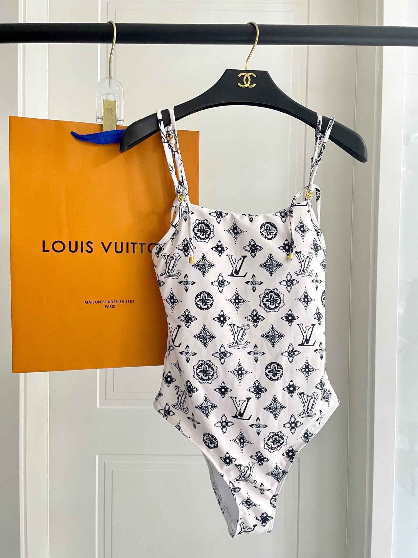 LV A貨泳裝 白色黑花連體比基尼修身款｜歐美奢侈品精品推薦