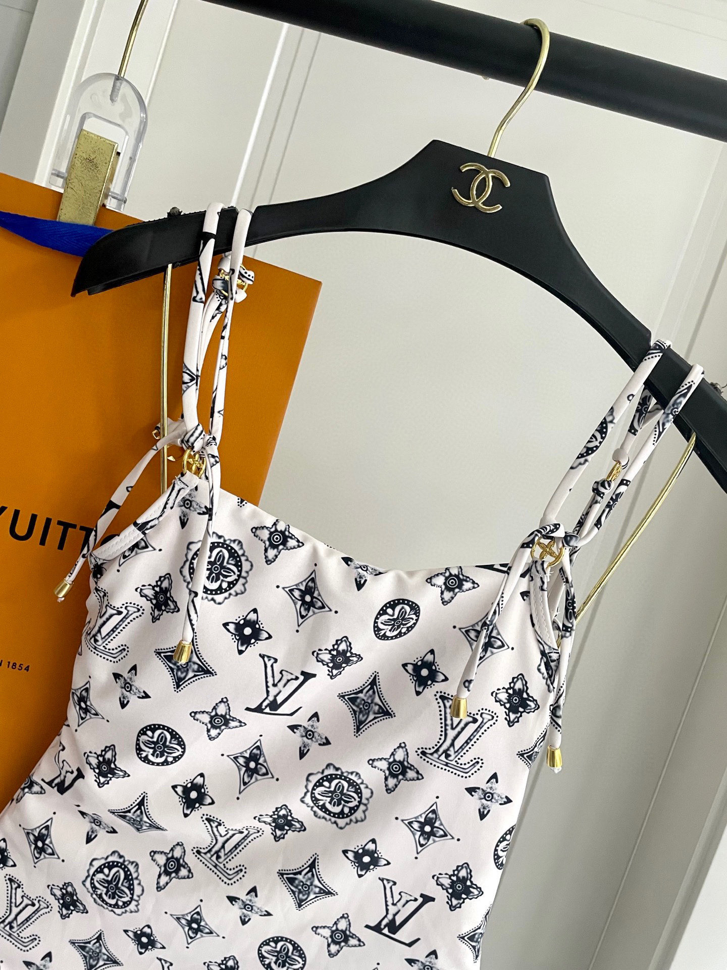 LV A貨泳裝 白色黑花連體比基尼修身款｜歐美奢侈品精品推薦