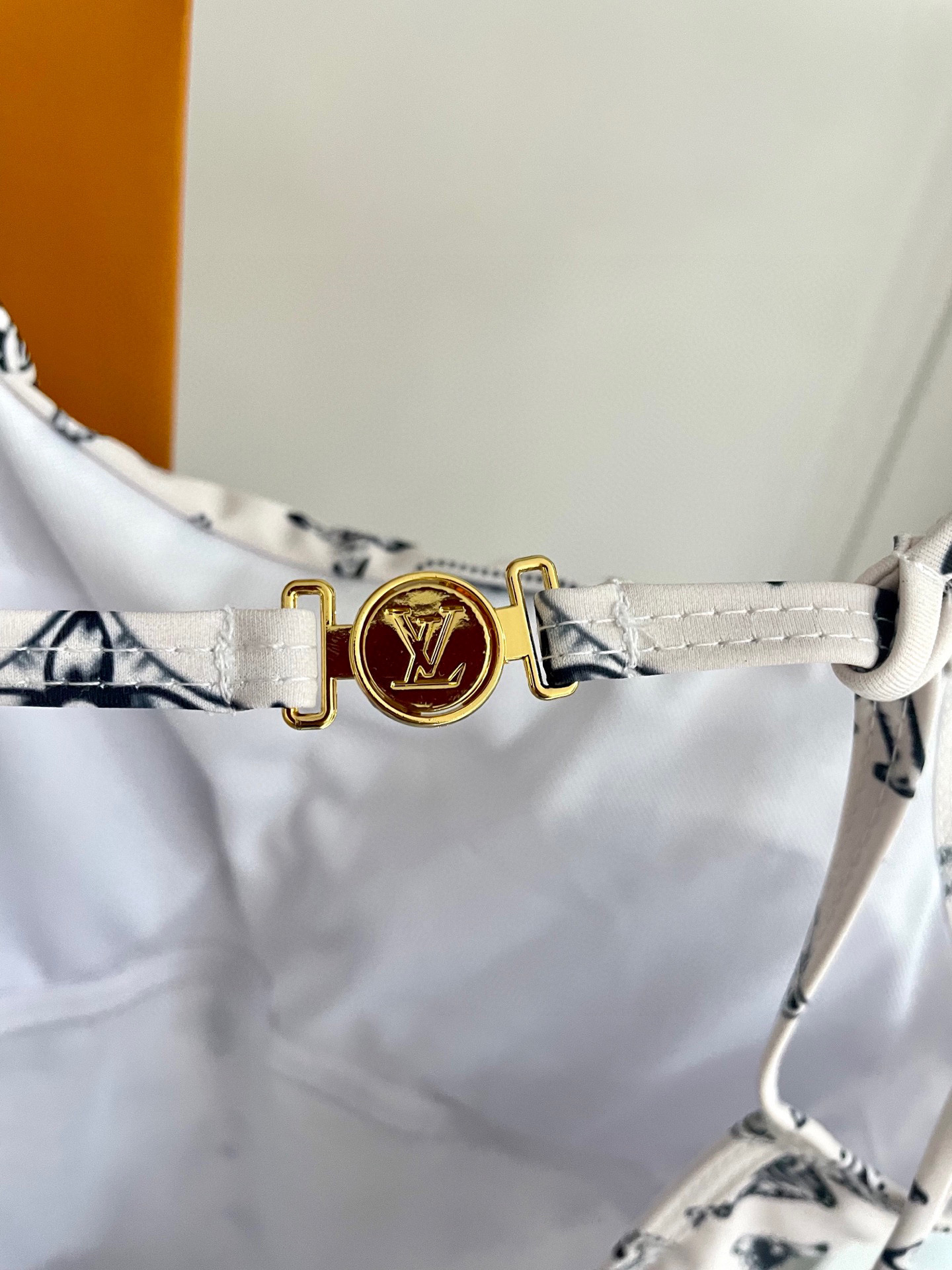 LV A貨泳裝 白色黑花連體比基尼修身款｜歐美奢侈品精品推薦