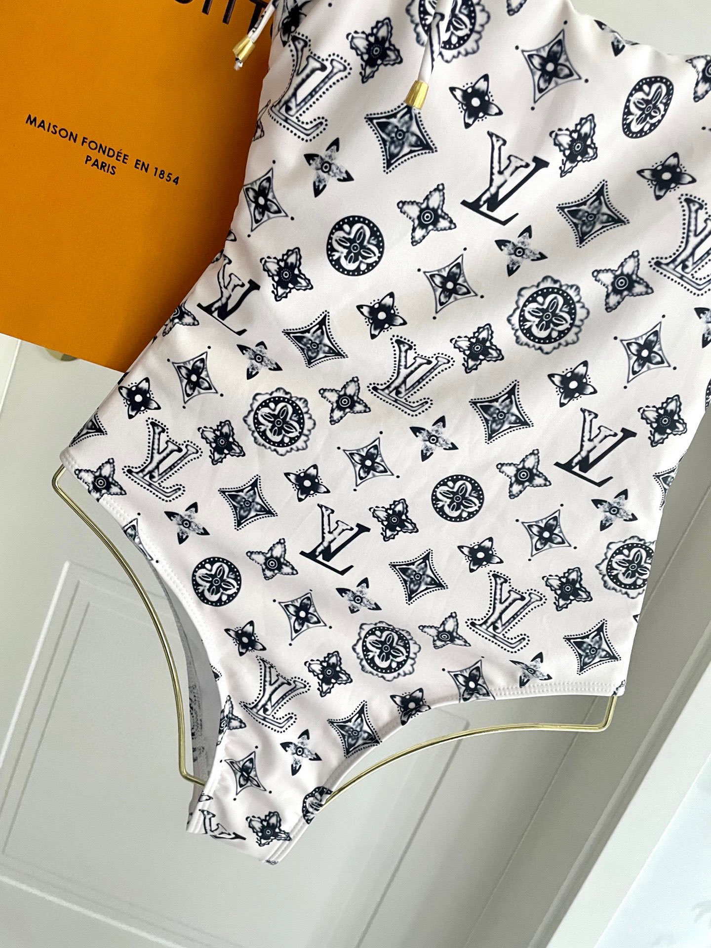 LV A貨泳裝 白色黑花連體比基尼修身款｜歐美奢侈品精品推薦