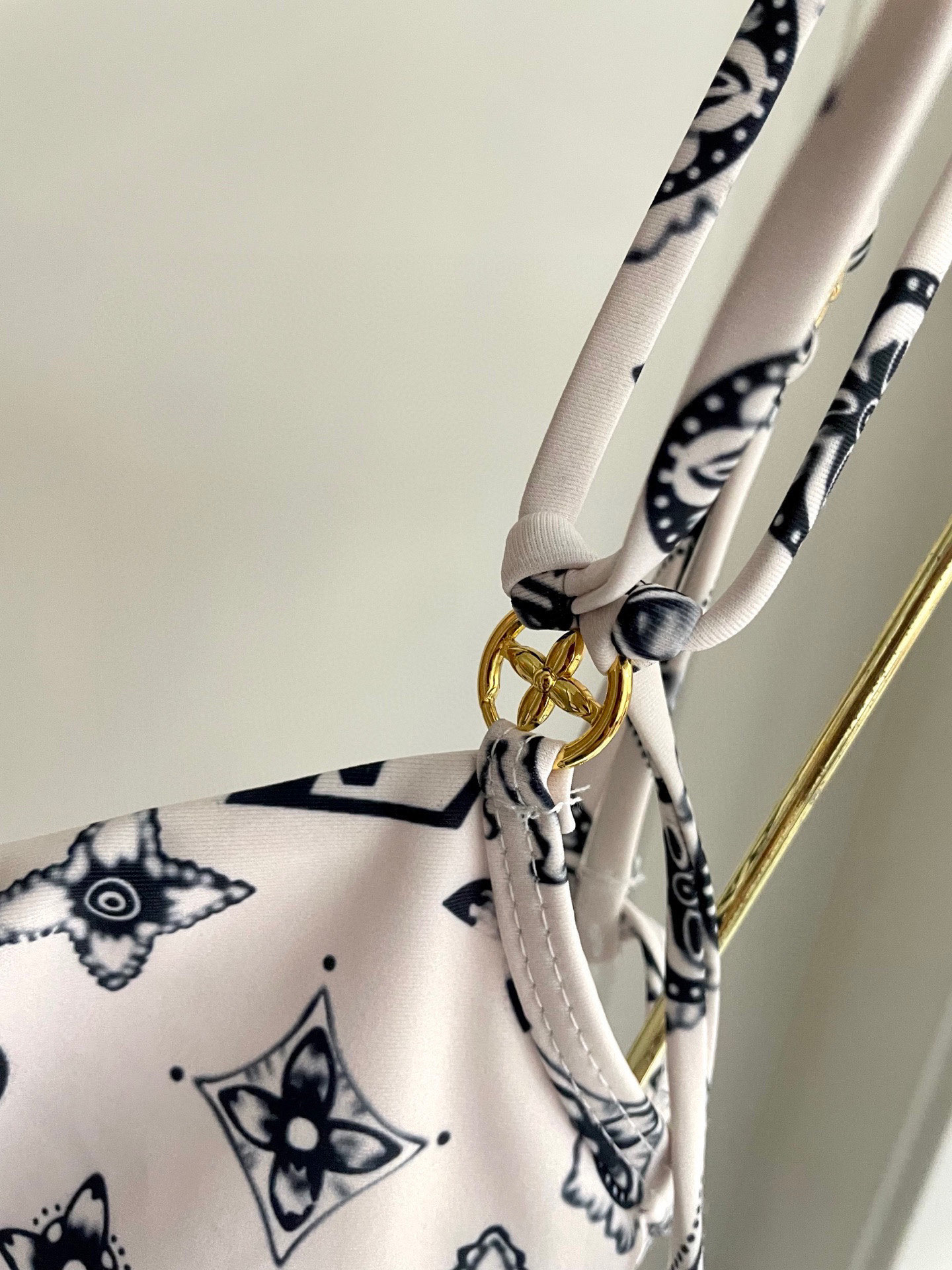 LV A貨泳裝 白色黑花連體比基尼修身款｜歐美奢侈品精品推薦