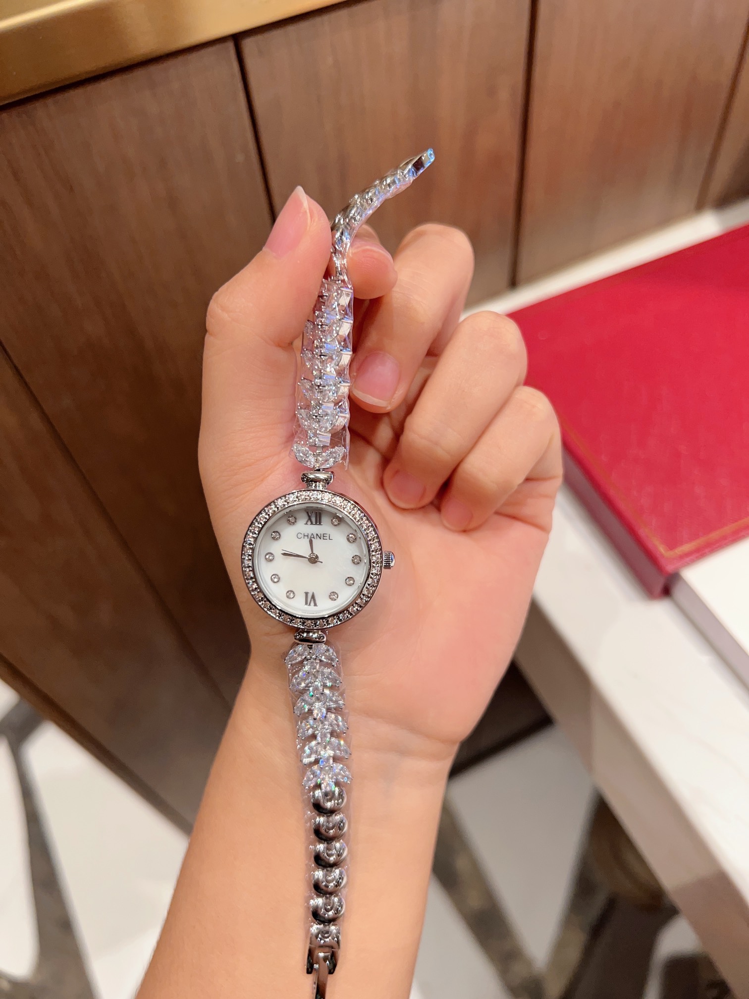 CHANEL Première鑽鏈原單圓形女錶 白貝母鑽圈奢華款｜歐美奢侈品精品推薦