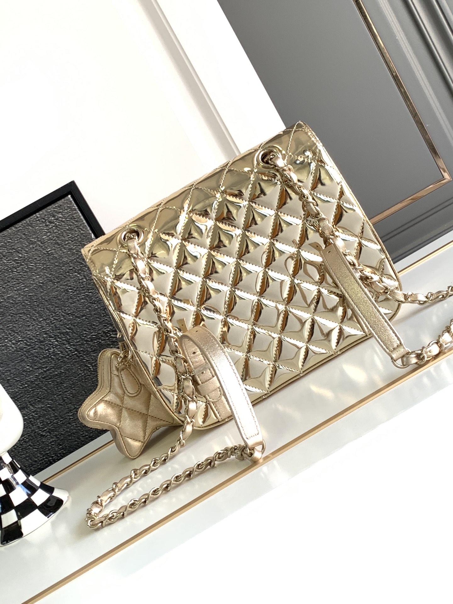 CHANEL 高仿 金色菱格鏈條手提包 奢華亮面質感百搭氣質款｜歐美奢侈品精品推薦