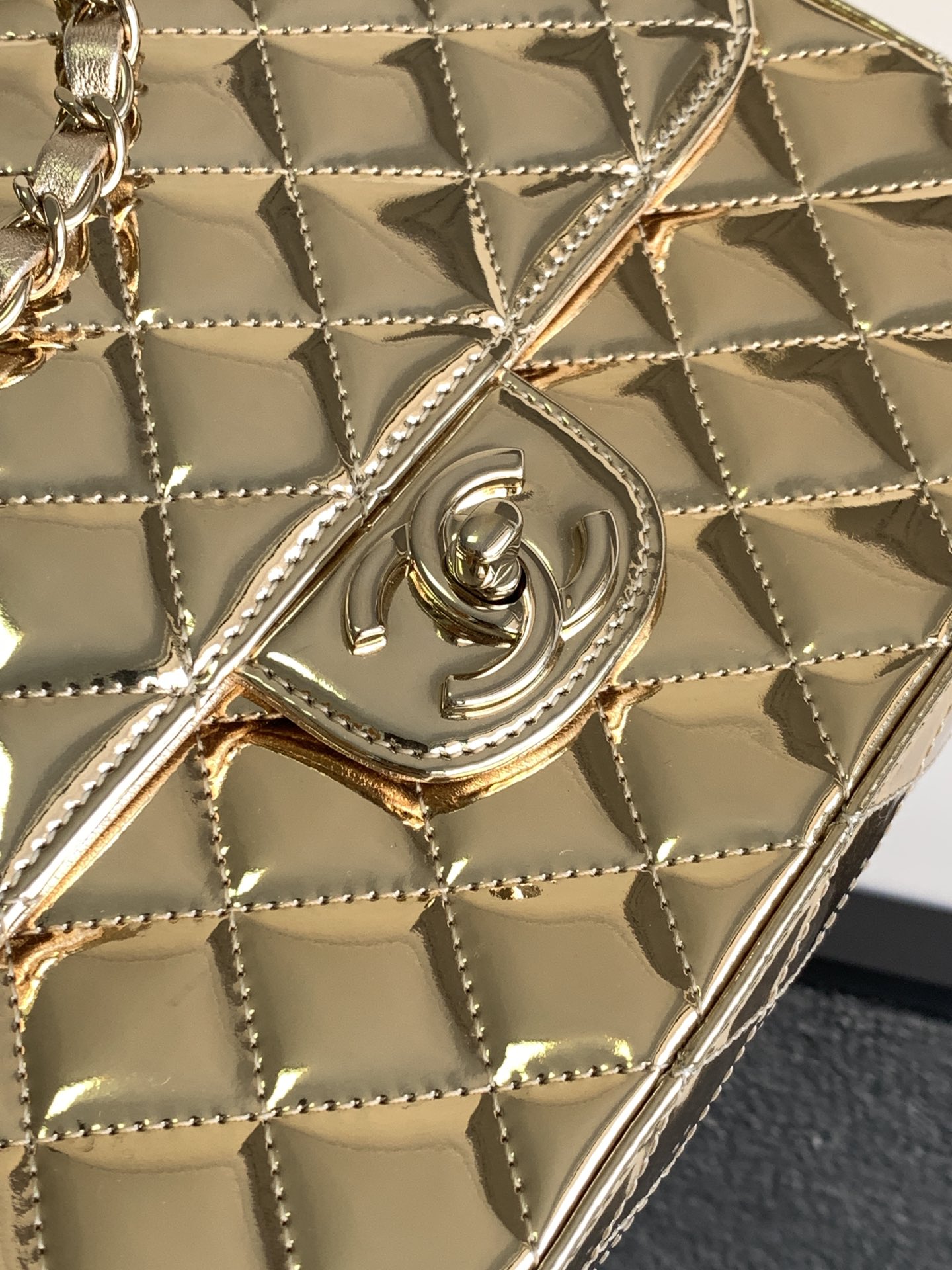 CHANEL 高仿 金色菱格鏈條手提包 奢華亮面質感百搭氣質款｜歐美奢侈品精品推薦