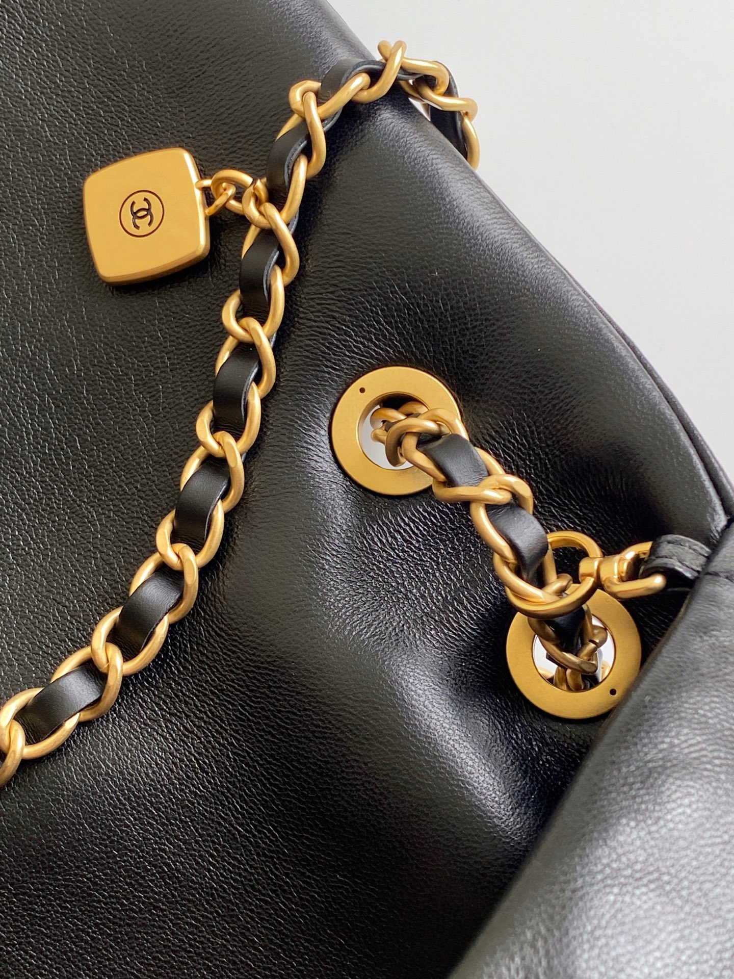 CHANEL 高仿 雙口袋黑色菱格鏈條包 經典復古金鎖造型精品女包｜歐美奢侈品精品推薦
