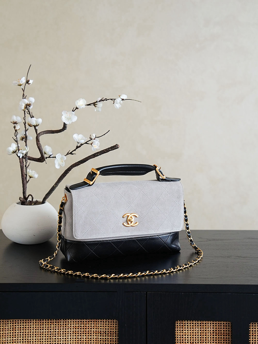 CHANEL A貨 2.55 黑灰拼接手提鏈條包 經典雙色設計精品女包｜歐美奢侈品精品推薦