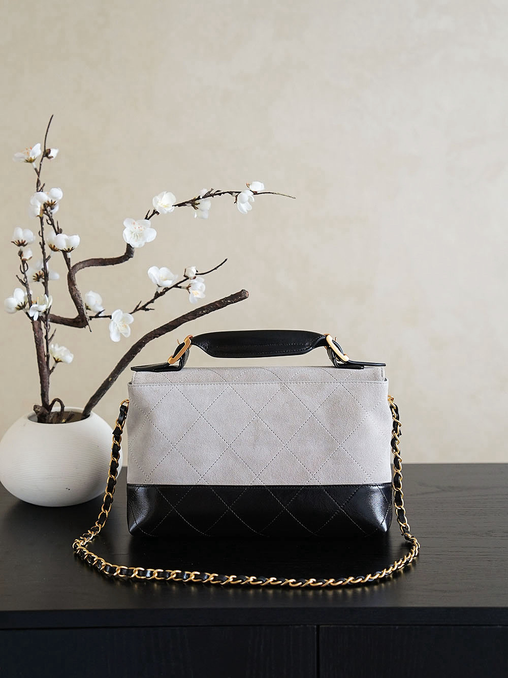 CHANEL A貨 2.55 黑灰拼接手提鏈條包 經典雙色設計精品女包｜歐美奢侈品精品推薦