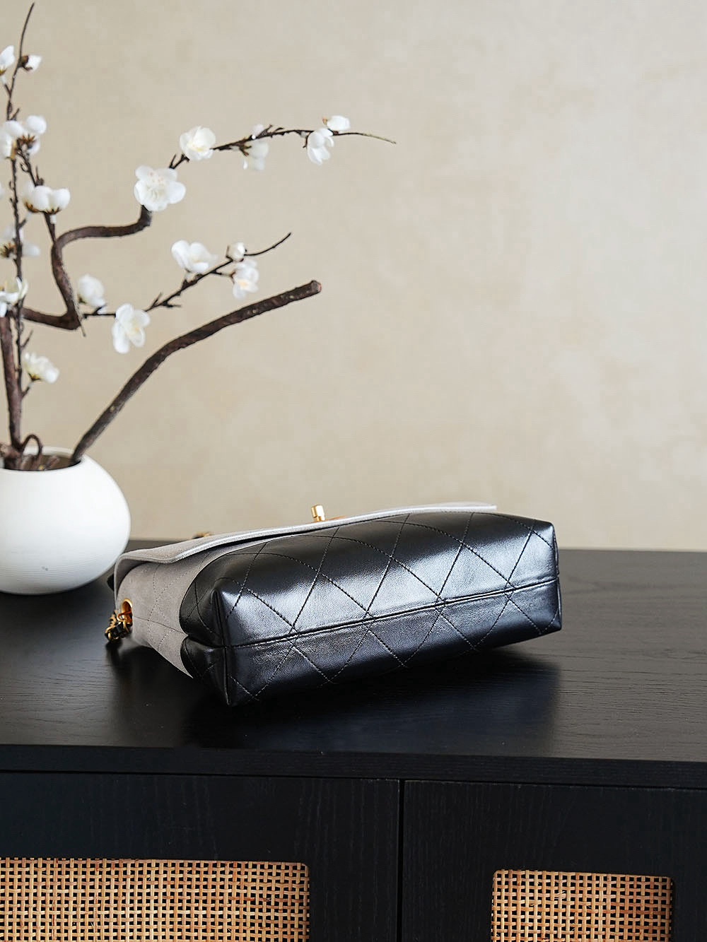 CHANEL A貨 2.55 黑灰拼接手提鏈條包 經典雙色設計精品女包｜歐美奢侈品精品推薦