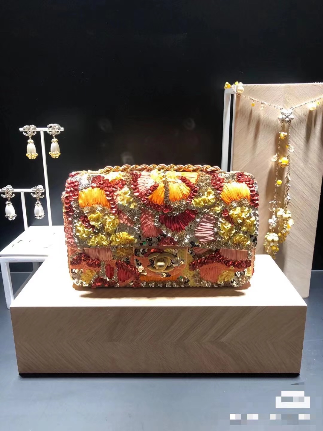 CHANEL 一比一 2.55 彩色亮片刺繡鏈條包 手工藝術設計限量女包｜歐美奢侈品精品推薦