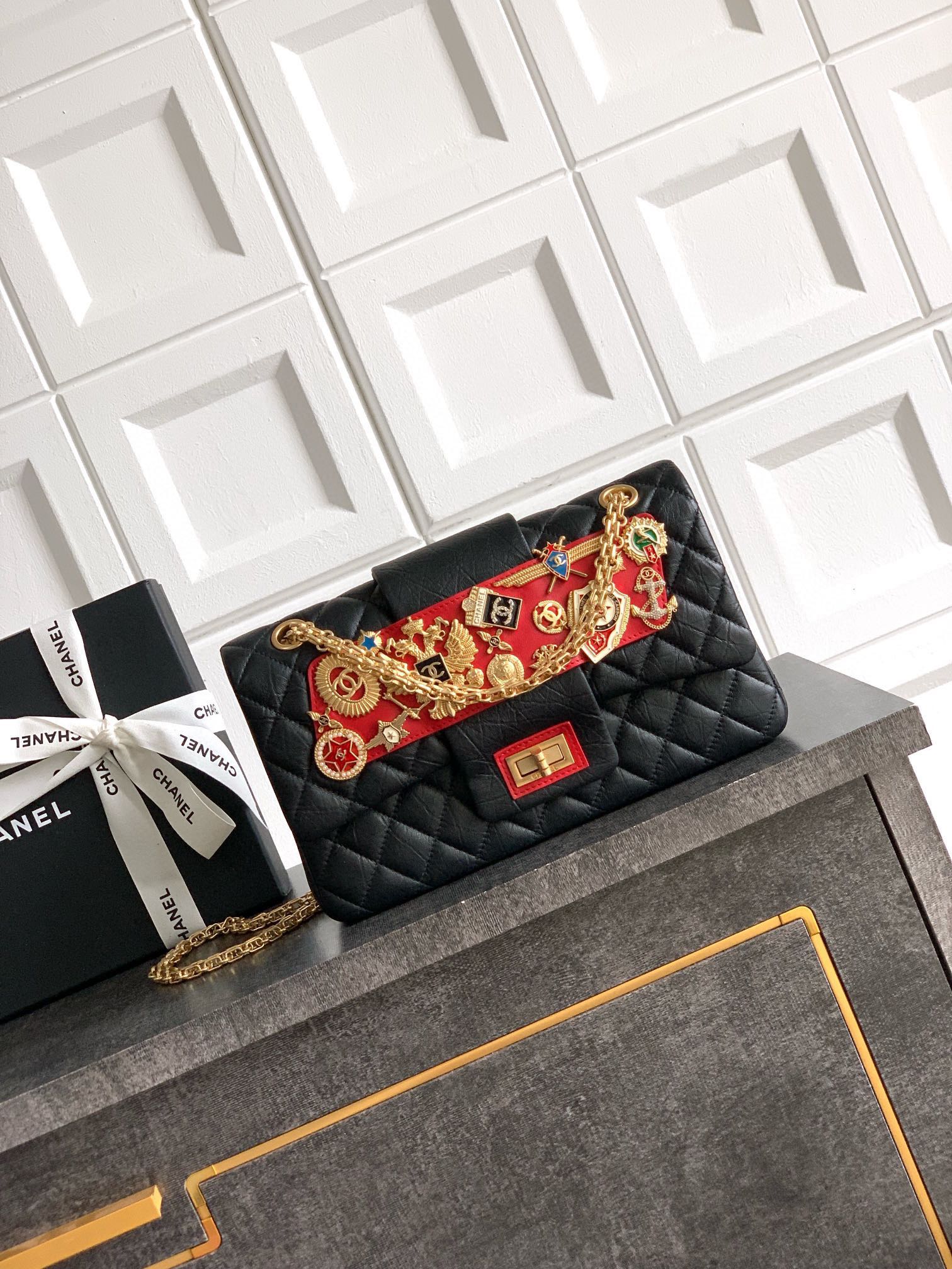 CHANEL A貨 2.55 黑紅徽章鏈條包 菱格復古金鍊奢華肩背包｜歐美奢侈品精品推薦
