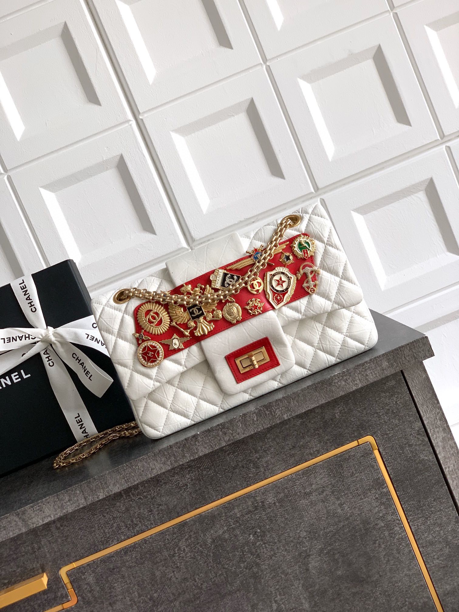 CHANEL 高仿 2.55 白紅徽章鏈條包 菱格復古精品肩背包｜歐美奢侈品精品推薦