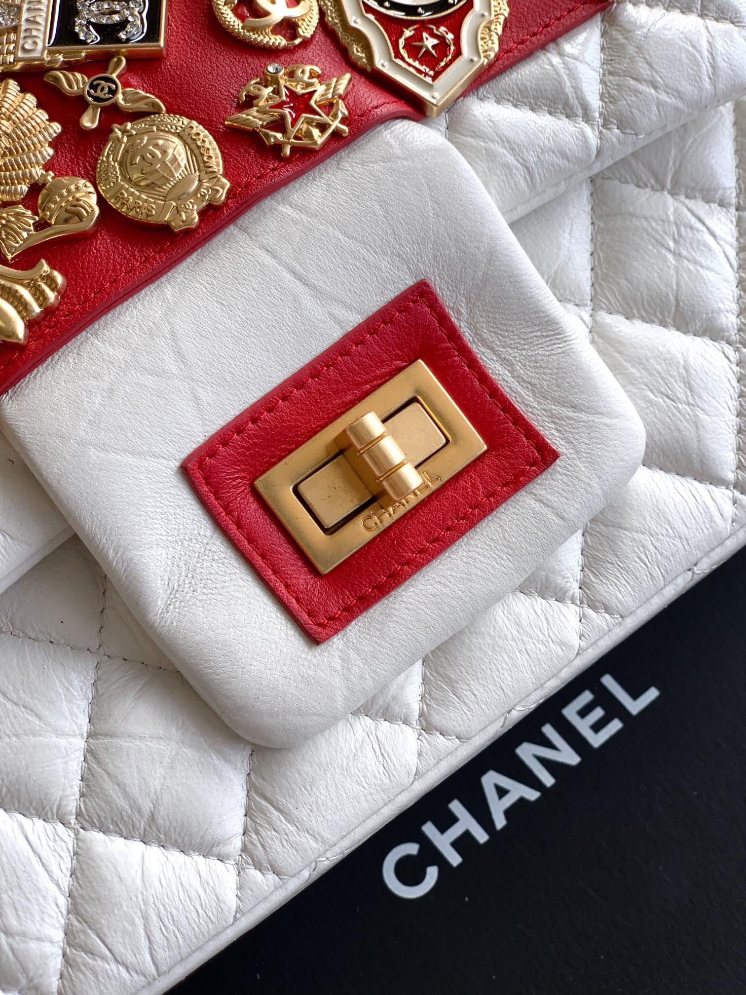 CHANEL 高仿 2.55 白紅徽章鏈條包 菱格復古精品肩背包｜歐美奢侈品精品推薦