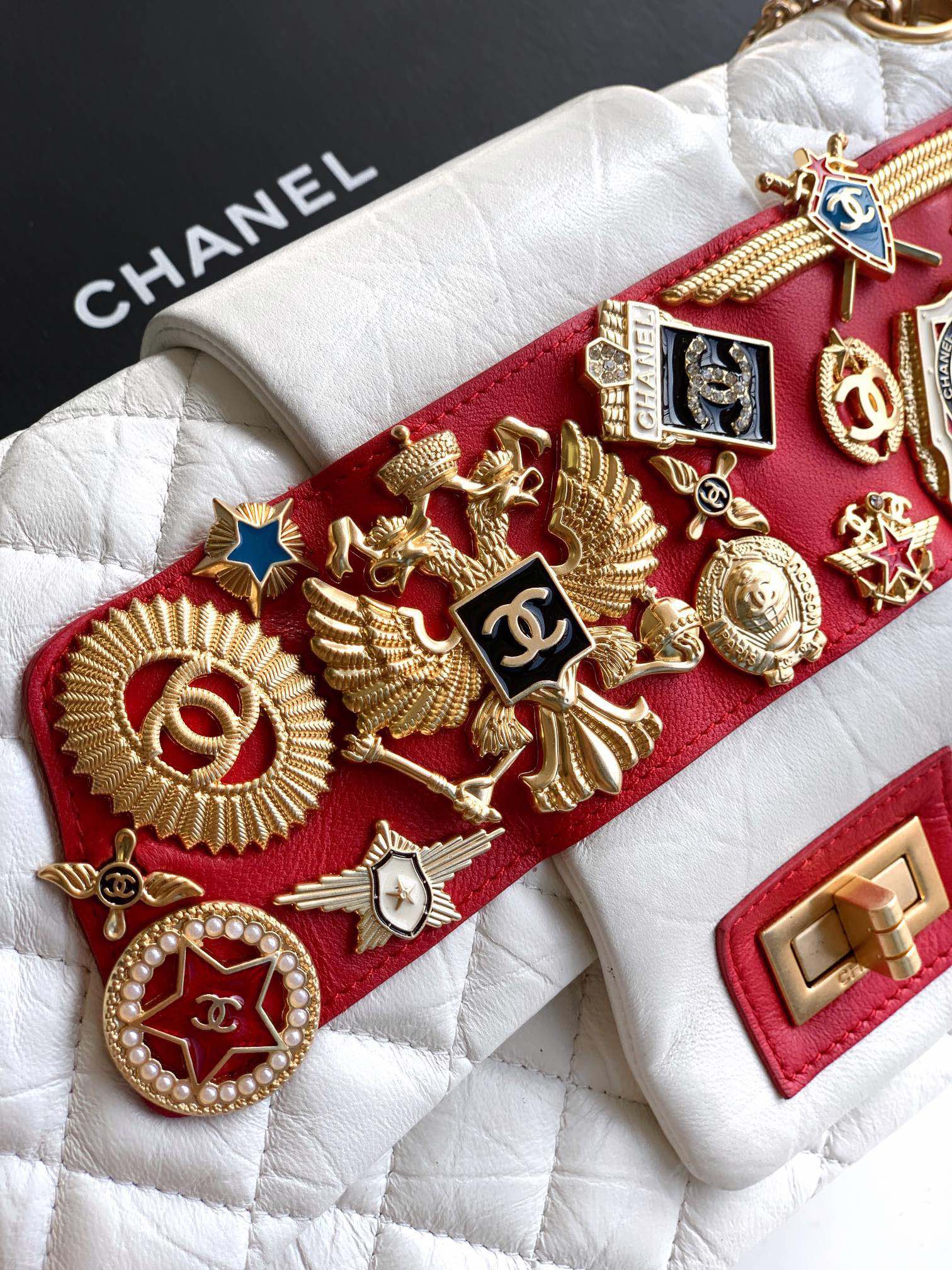 CHANEL 高仿 2.55 白紅徽章鏈條包 菱格復古精品肩背包｜歐美奢侈品精品推薦