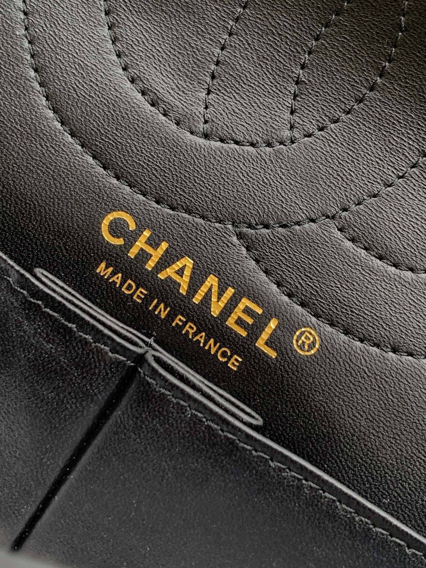 CHANEL 頂級原版 2.55 黑色金鏈徽章包 經典限量復古鏈條包｜歐美奢侈品精品推薦