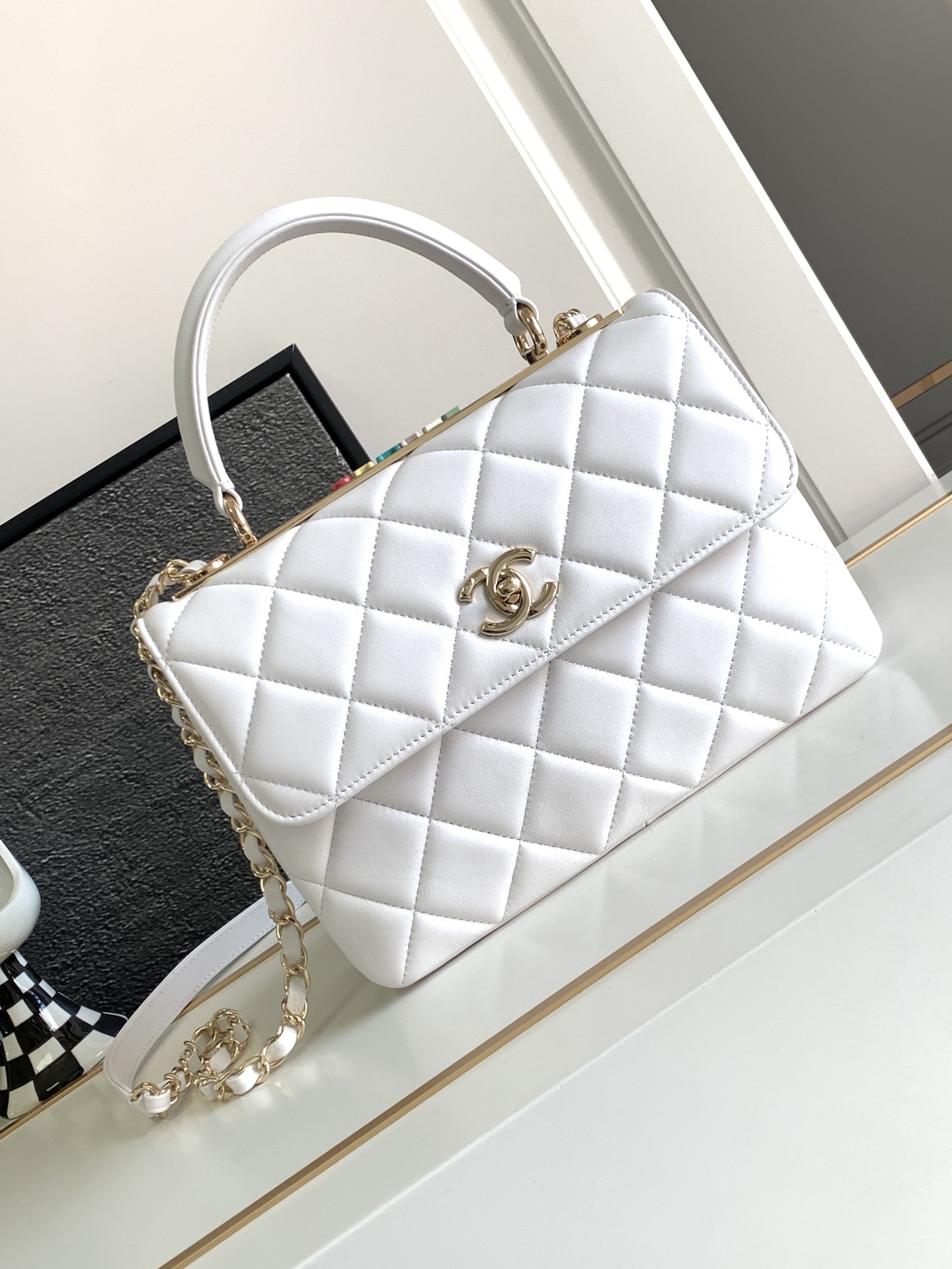 Chanel 高仿白色菱格手提鏈條包 優雅氣質羊皮設計｜歐美奢侈品精品推薦