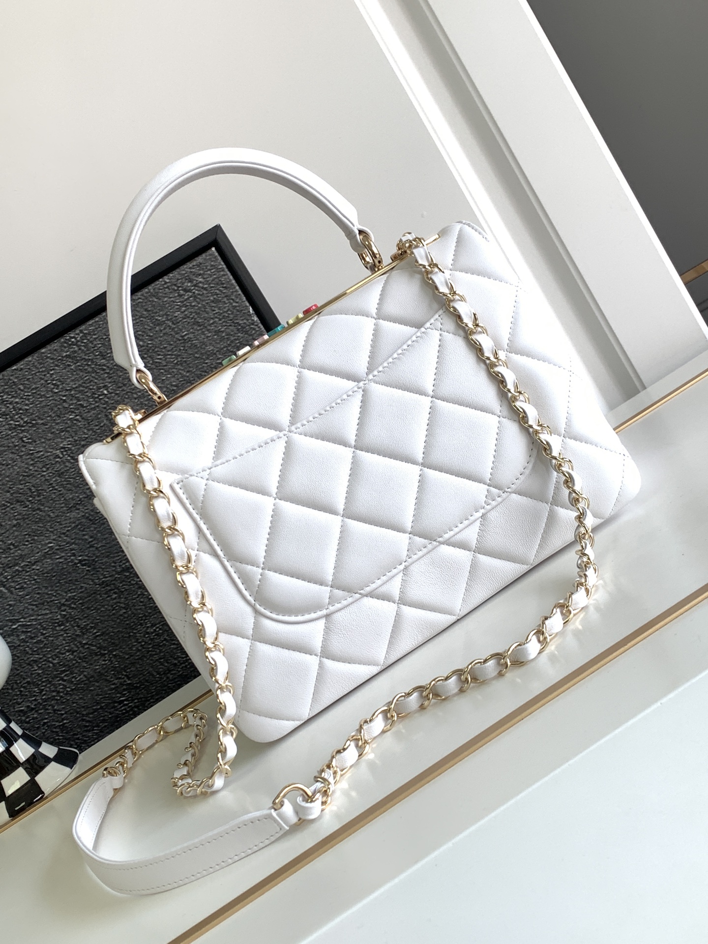 Chanel 高仿白色菱格手提鏈條包 優雅氣質羊皮設計｜歐美奢侈品精品推薦