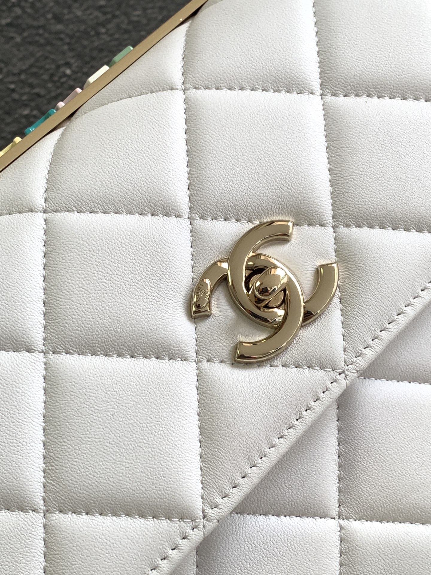 Chanel 高仿白色菱格手提鏈條包 優雅氣質羊皮設計｜歐美奢侈品精品推薦