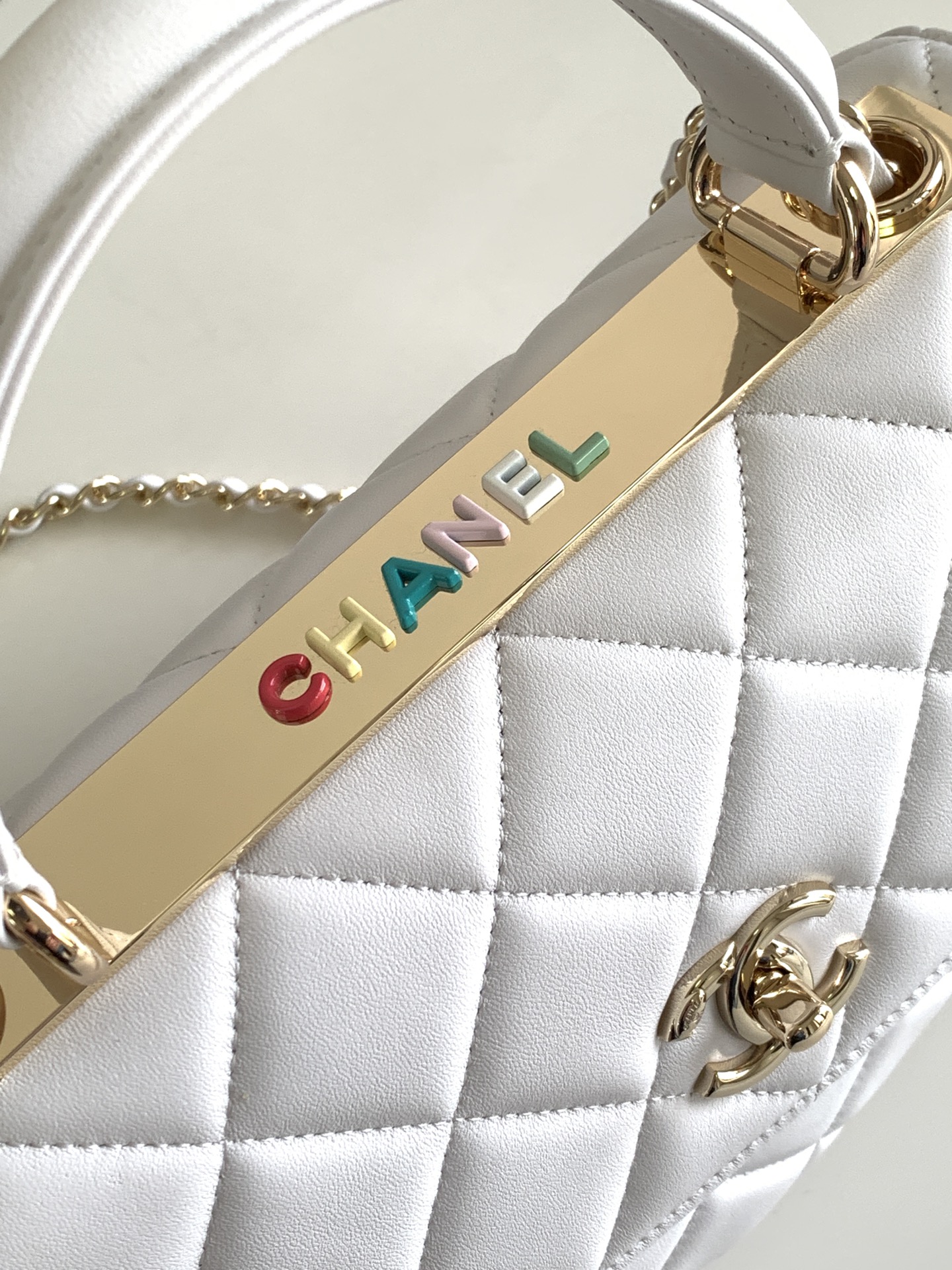 Chanel 高仿白色菱格手提鏈條包 優雅氣質羊皮設計｜歐美奢侈品精品推薦