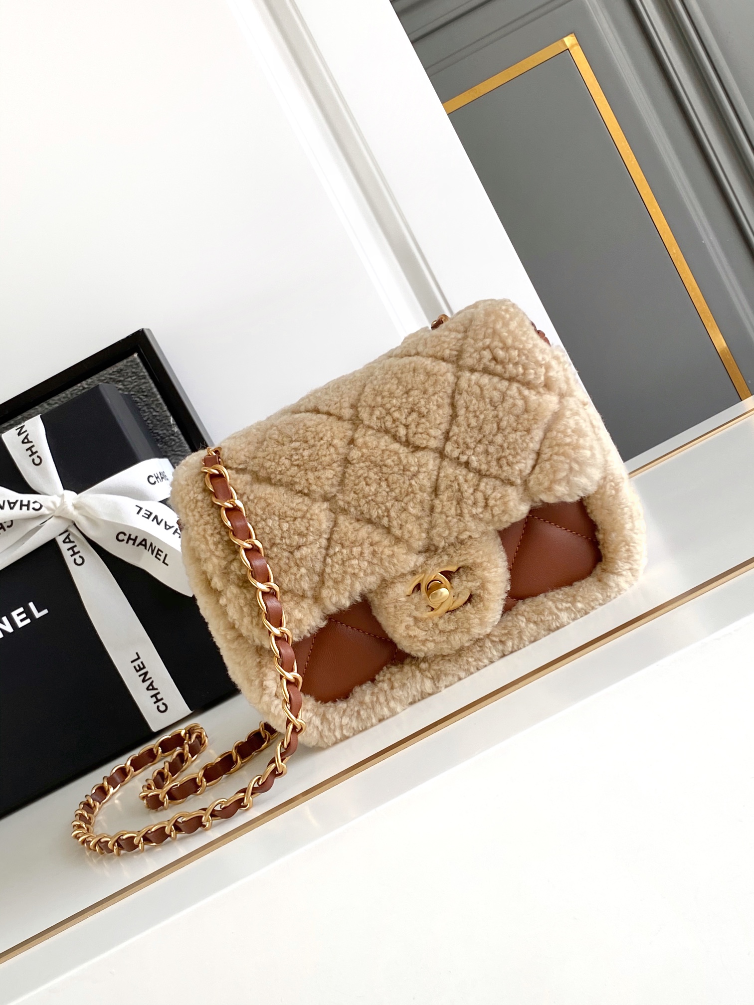 Chanel A貨焦糖拼接羊羔毛鏈條包 冬季柔感翻蓋設計｜歐美奢侈品精品推薦