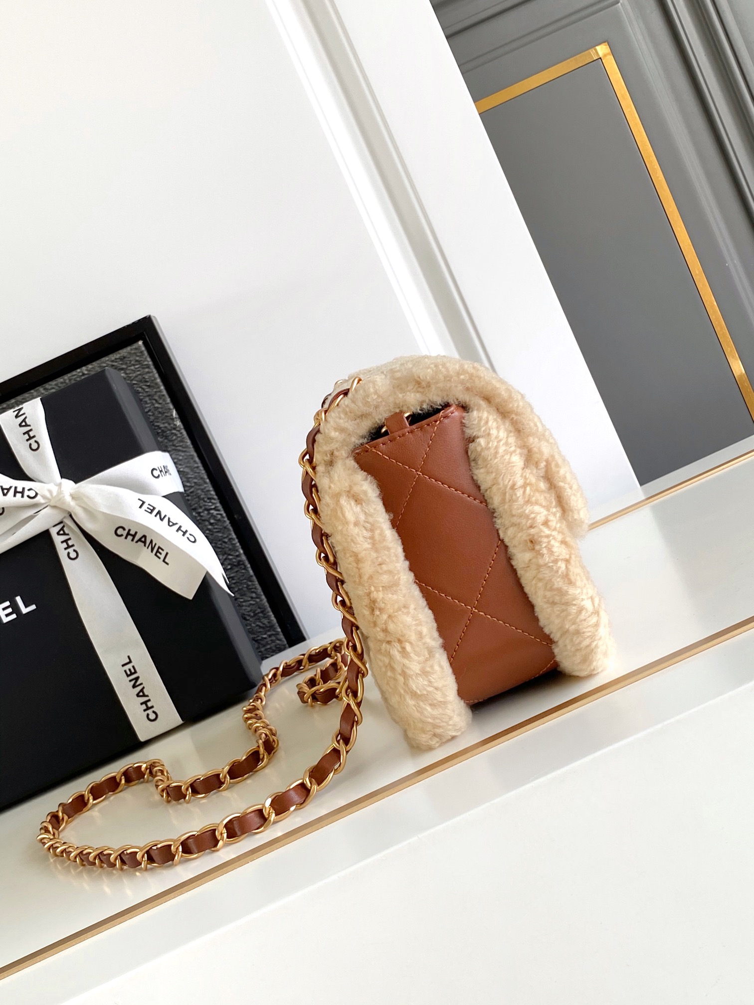 Chanel A貨焦糖拼接羊羔毛鏈條包 冬季柔感翻蓋設計｜歐美奢侈品精品推薦