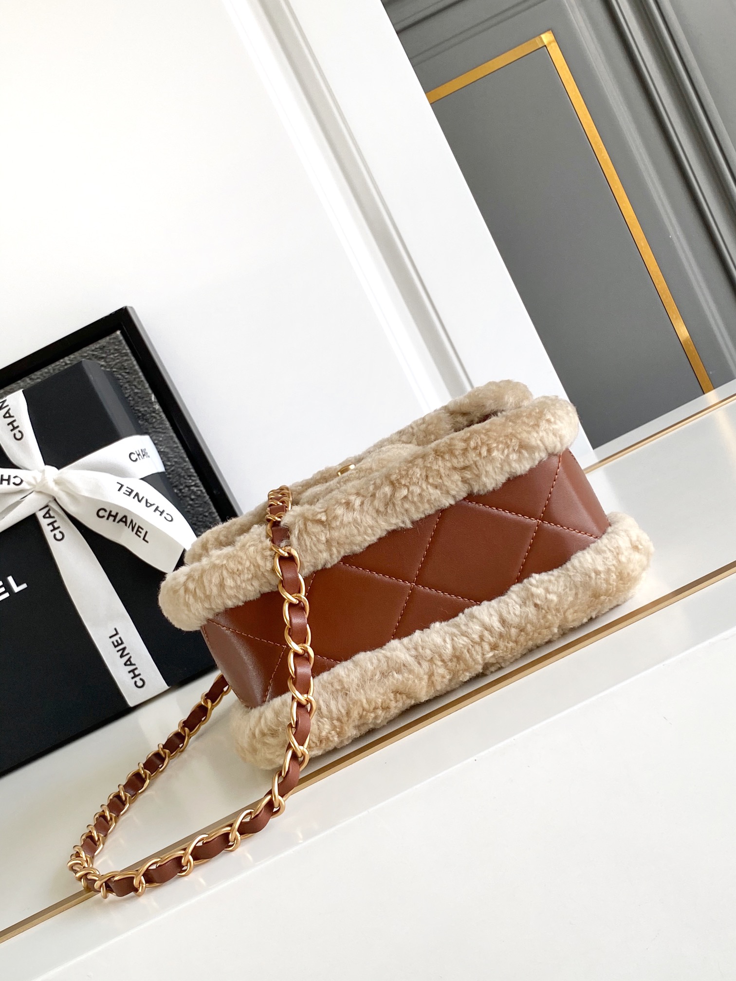 Chanel A貨焦糖拼接羊羔毛鏈條包 冬季柔感翻蓋設計｜歐美奢侈品精品推薦