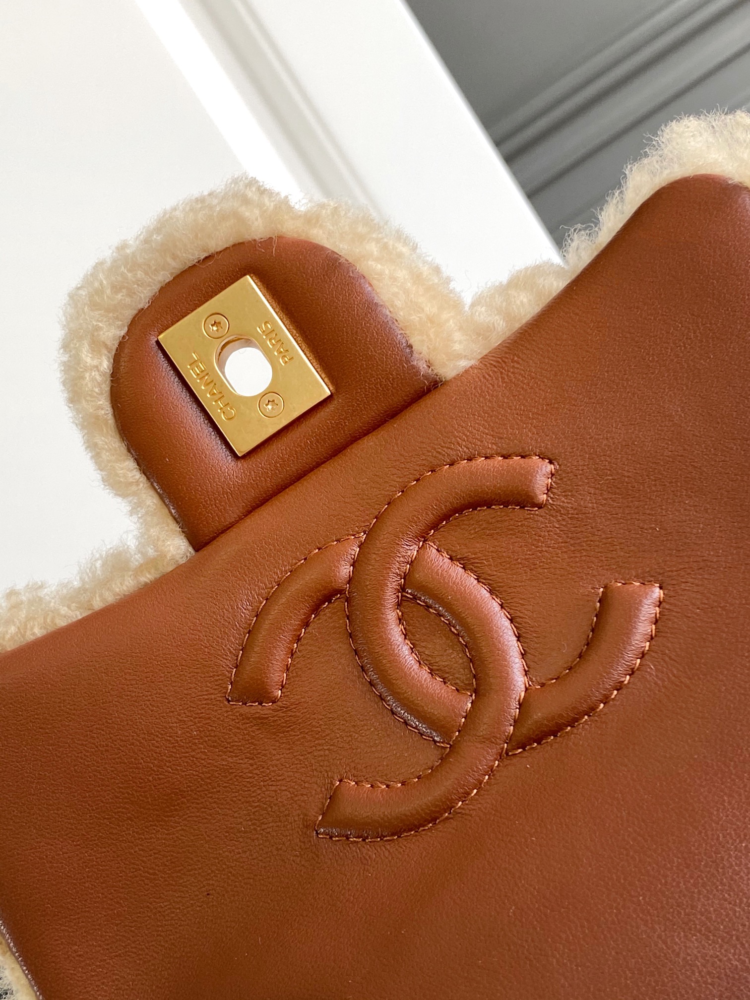 Chanel A貨焦糖拼接羊羔毛鏈條包 冬季柔感翻蓋設計｜歐美奢侈品精品推薦