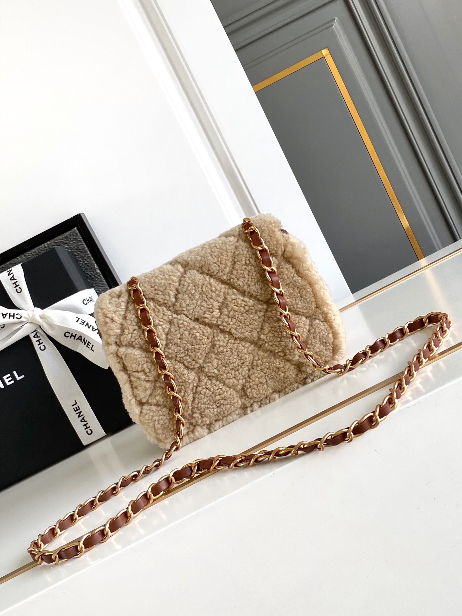 Chanel A貨焦糖拼接羊羔毛鏈條包 冬季柔感翻蓋設計｜歐美奢侈品精品推薦