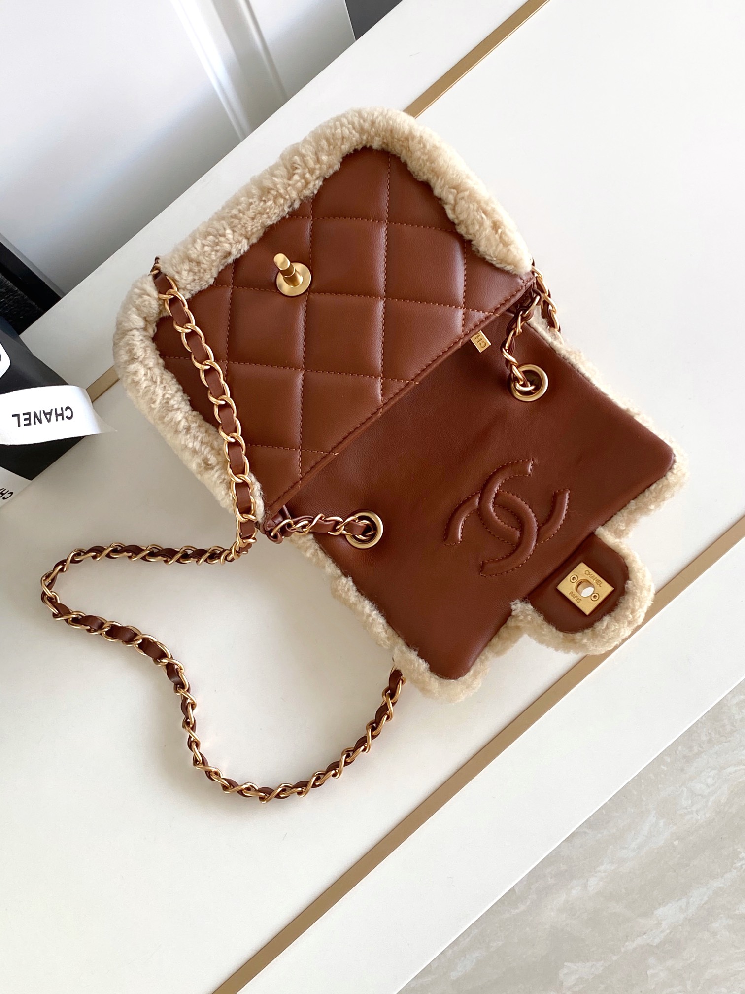 Chanel A貨焦糖拼接羊羔毛鏈條包 冬季柔感翻蓋設計｜歐美奢侈品精品推薦