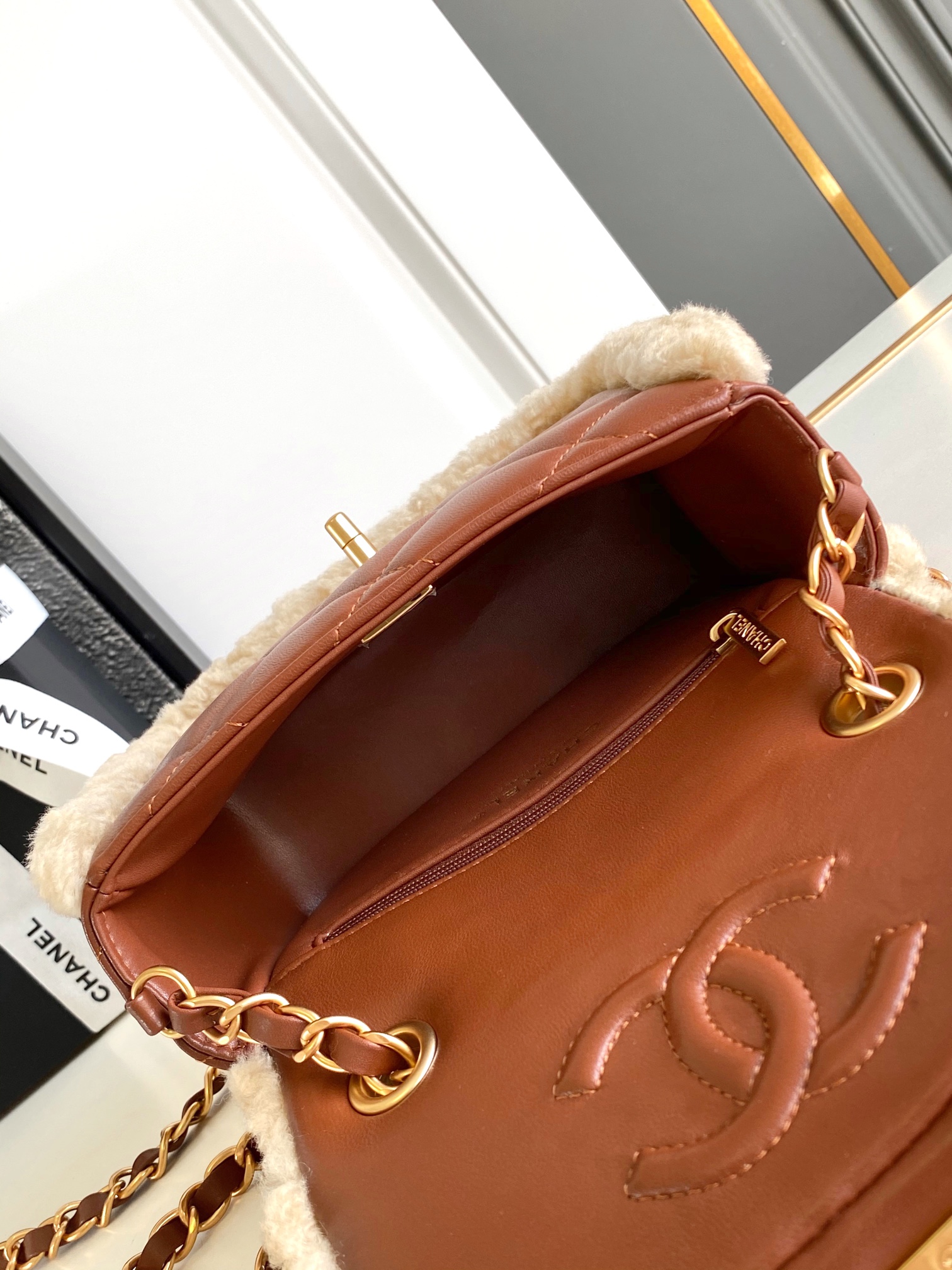 Chanel A貨焦糖拼接羊羔毛鏈條包 冬季柔感翻蓋設計｜歐美奢侈品精品推薦