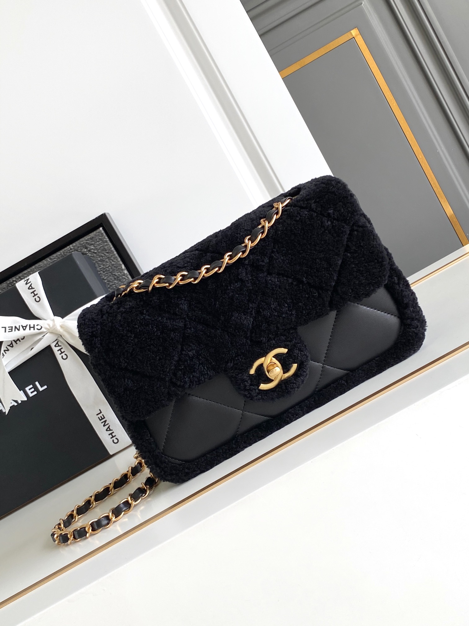 Chanel 一比一黑色羊羔毛拼皮鏈條包 冬季限定柔感設計｜歐美奢侈品精品推薦