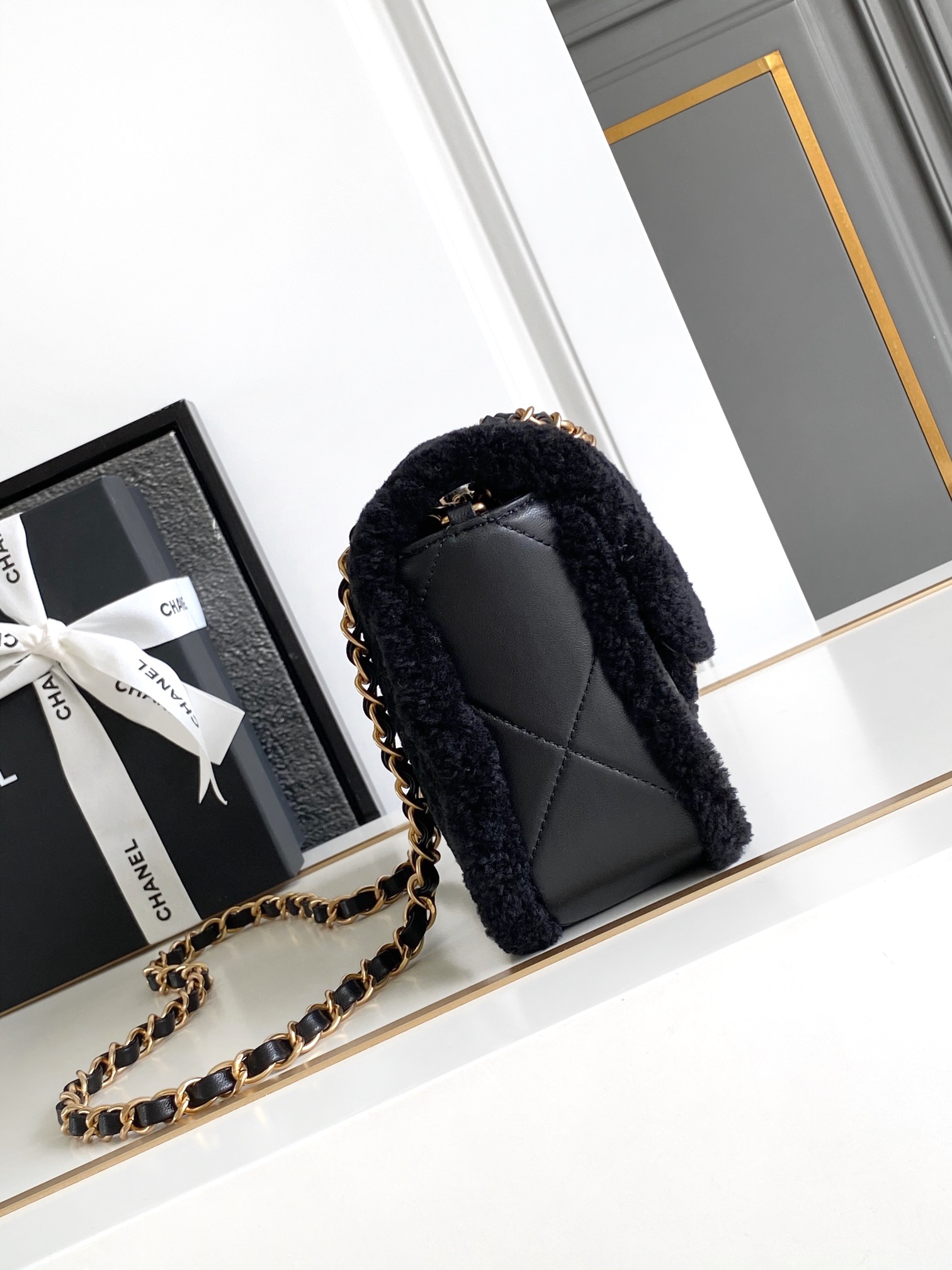 Chanel 一比一黑色羊羔毛拼皮鏈條包 冬季限定柔感設計｜歐美奢侈品精品推薦