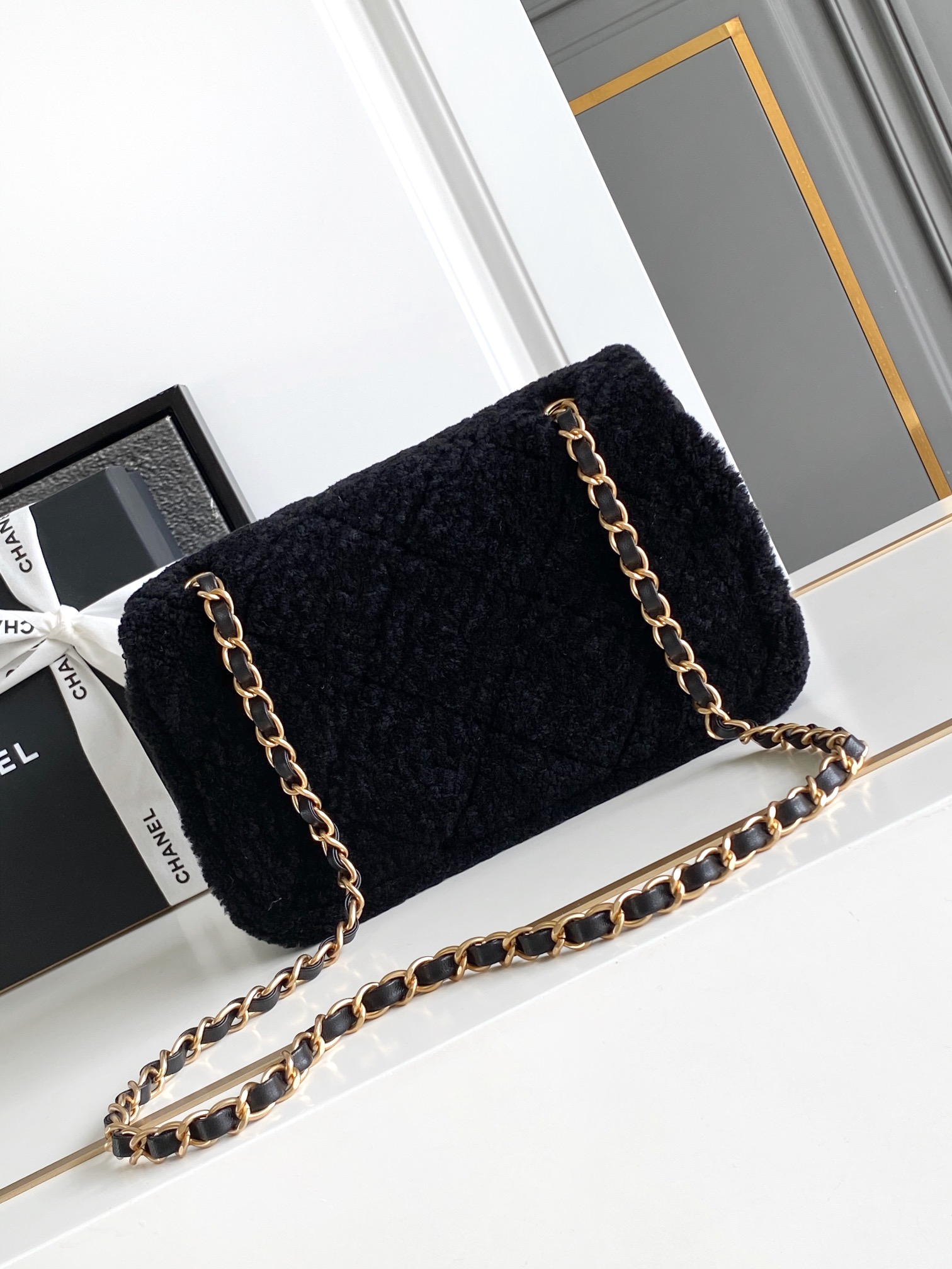 Chanel 一比一黑色羊羔毛拼皮鏈條包 冬季限定柔感設計｜歐美奢侈品精品推薦