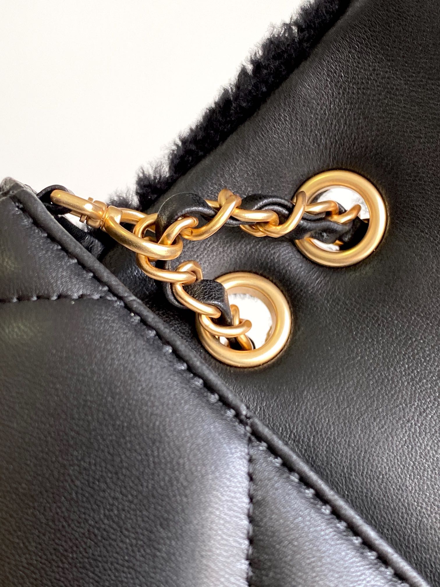 Chanel 一比一黑色羊羔毛拼皮鏈條包 冬季限定柔感設計｜歐美奢侈品精品推薦