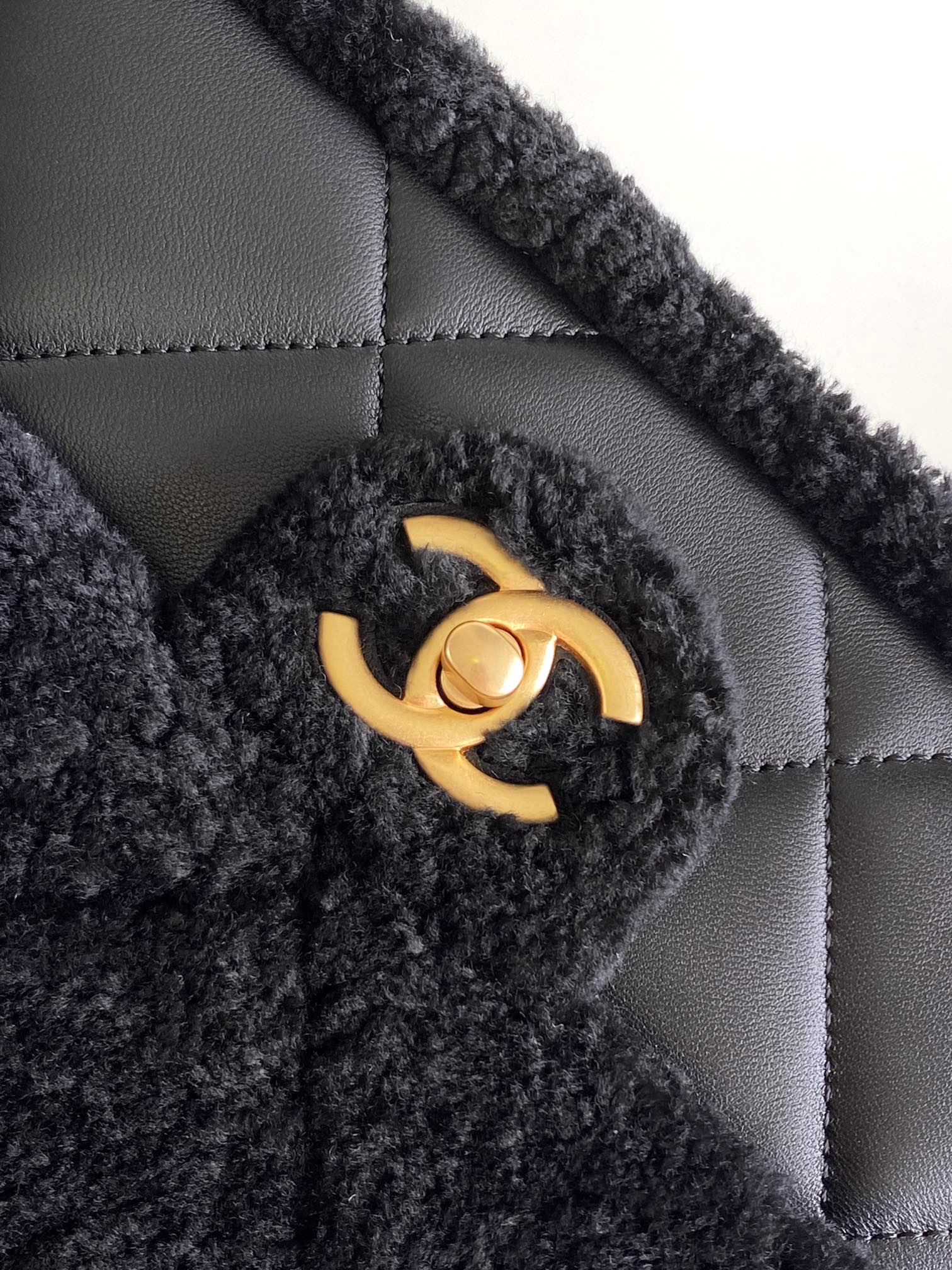 Chanel 一比一黑色羊羔毛拼皮鏈條包 冬季限定柔感設計｜歐美奢侈品精品推薦