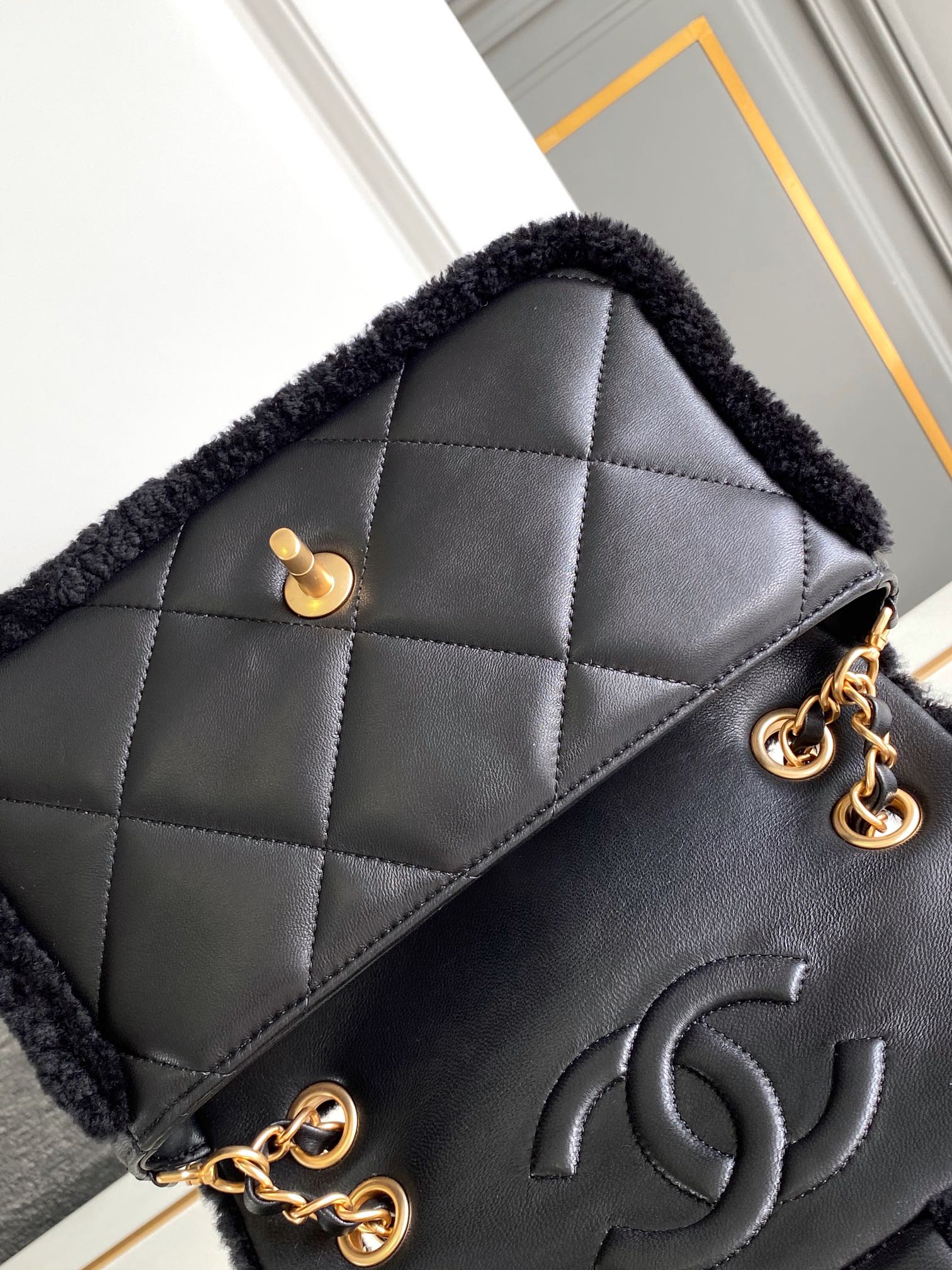 Chanel 一比一黑色羊羔毛拼皮鏈條包 冬季限定柔感設計｜歐美奢侈品精品推薦